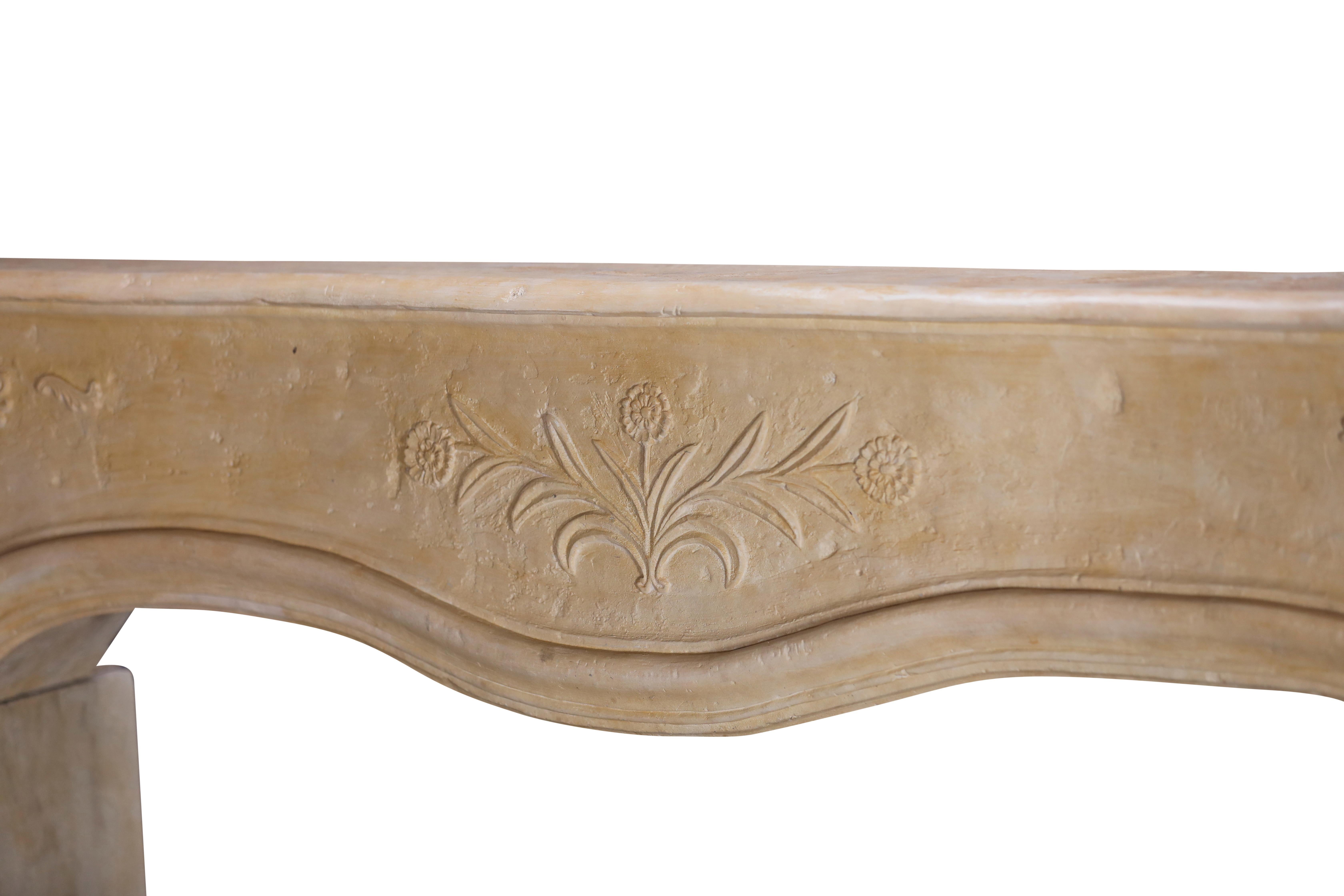 Romantica cornice floreale intagliata per caminetto francese - Indossata con delicatezza - Eleg Chic in vendita 4