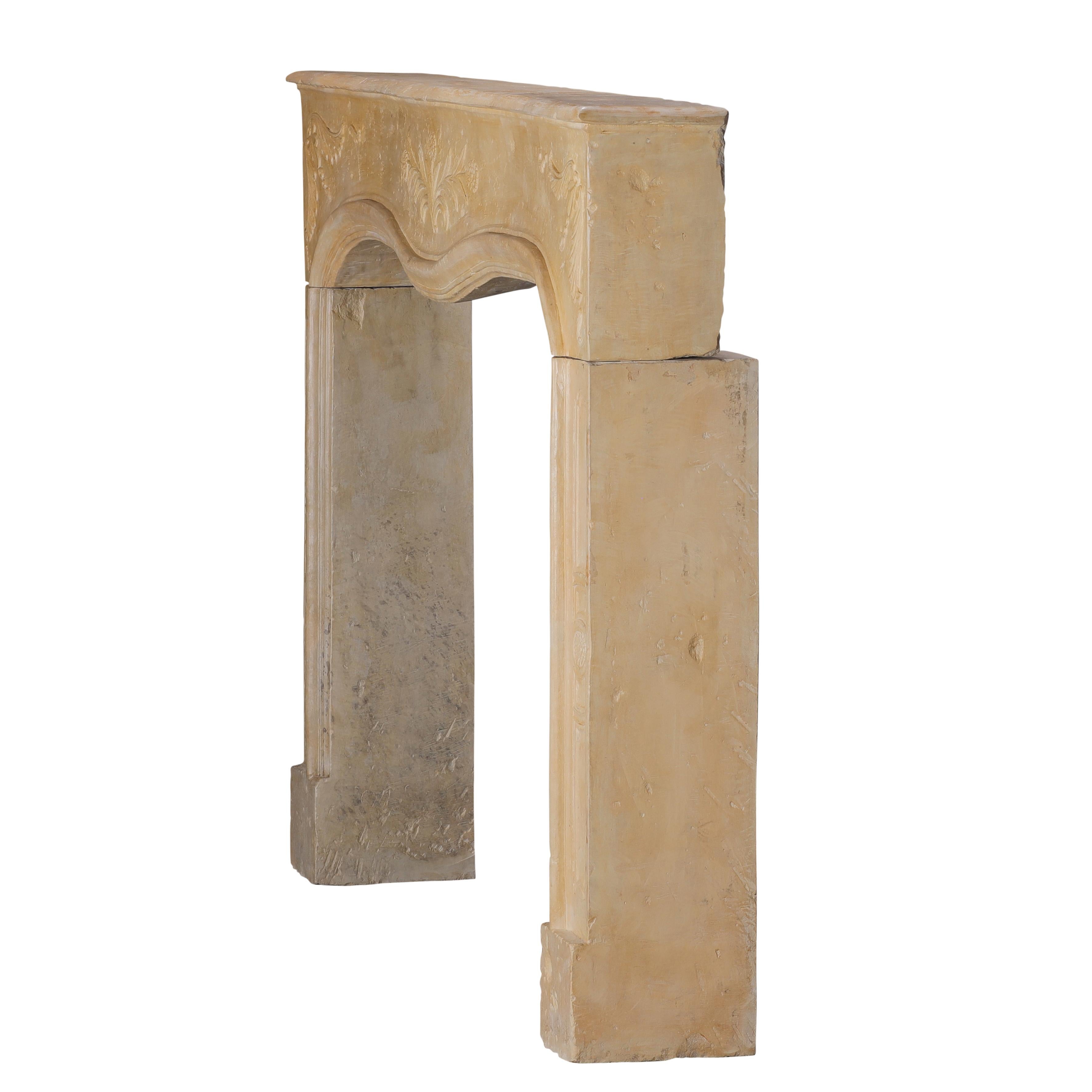 Romantica cornice floreale intagliata per caminetto francese - Indossata con delicatezza - Eleg Chic in vendita 5