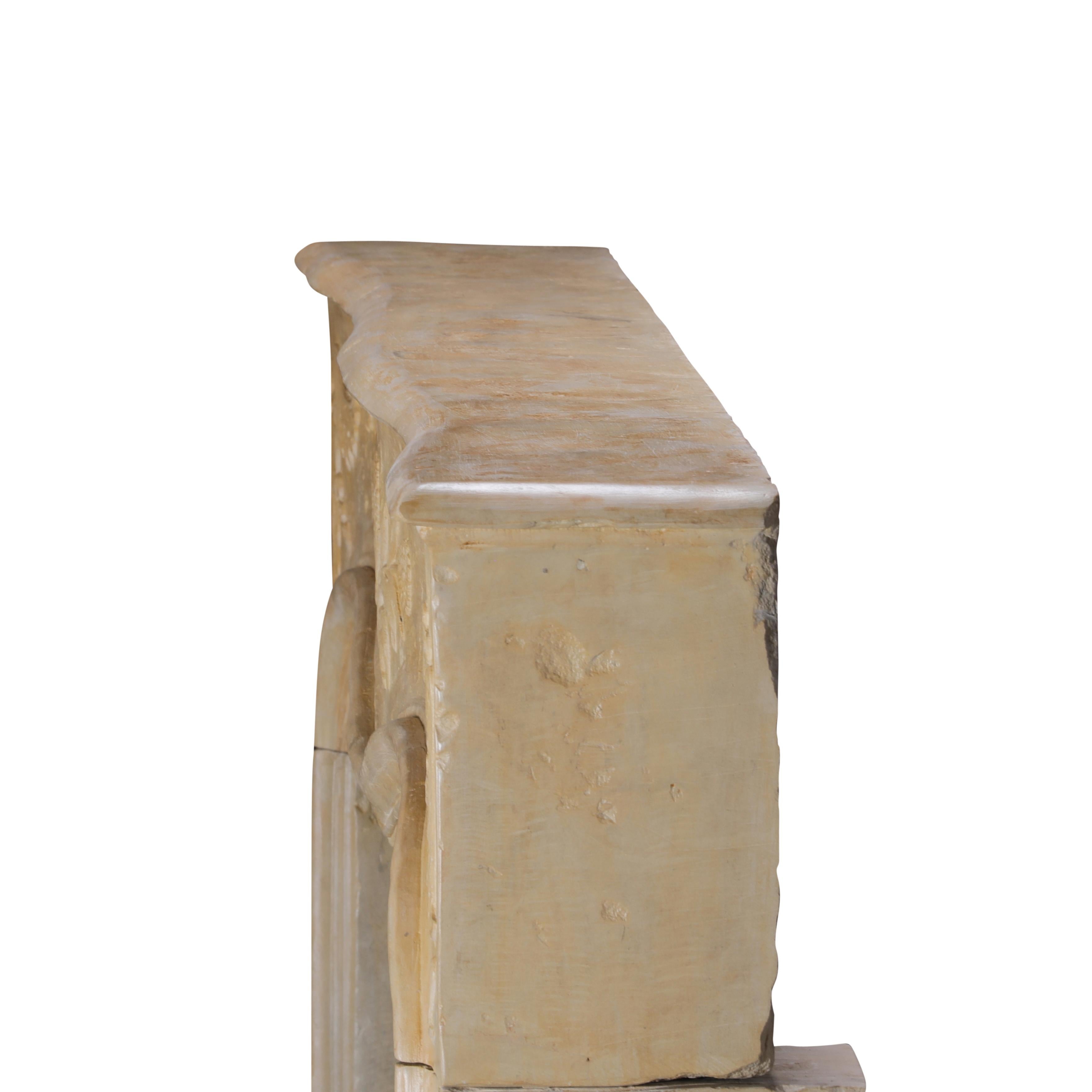 Romantica cornice floreale intagliata per caminetto francese - Indossata con delicatezza - Eleg Chic in vendita 6