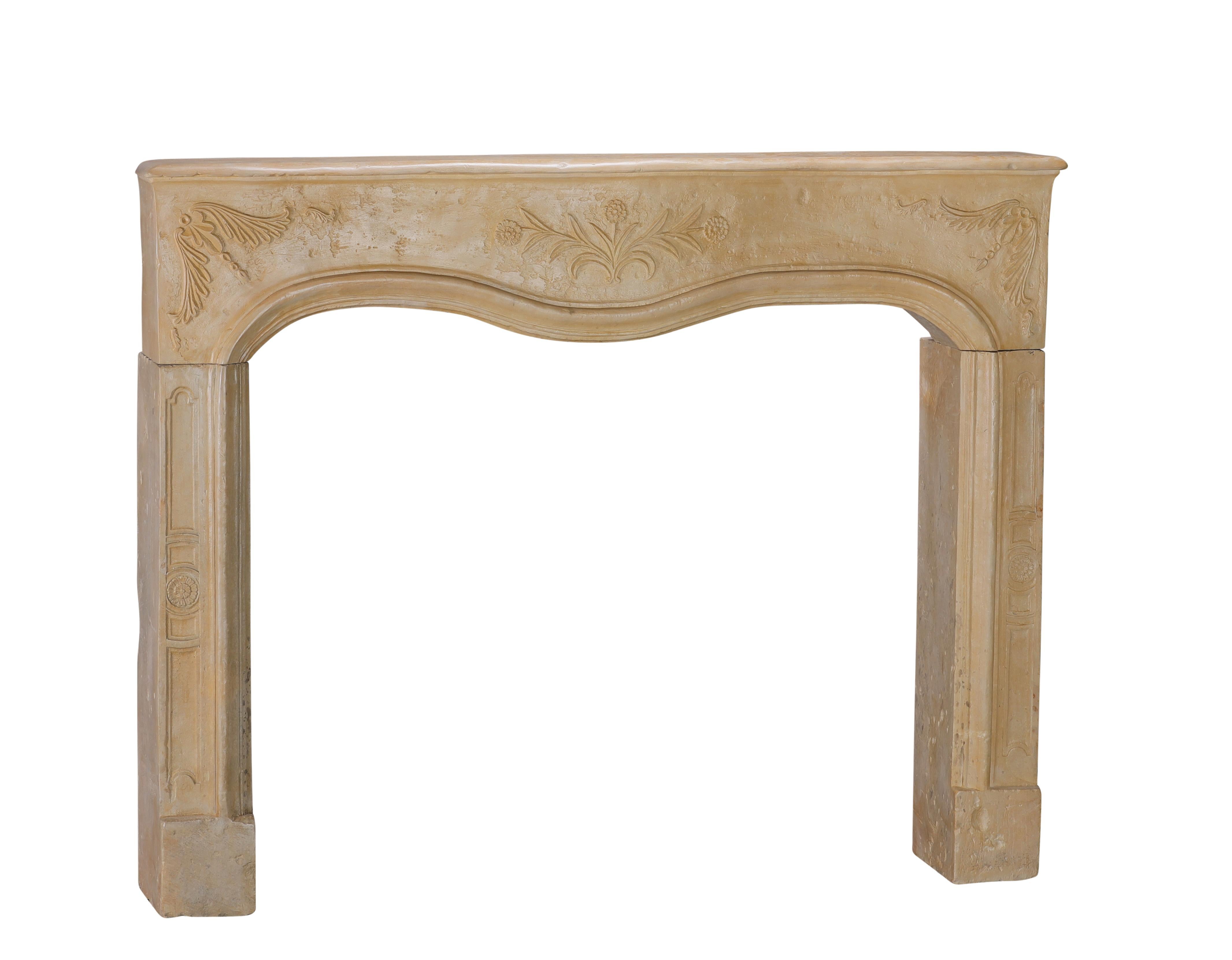 Romantica cornice floreale intagliata per caminetto francese - Indossata con delicatezza - Eleg Chic in vendita 7