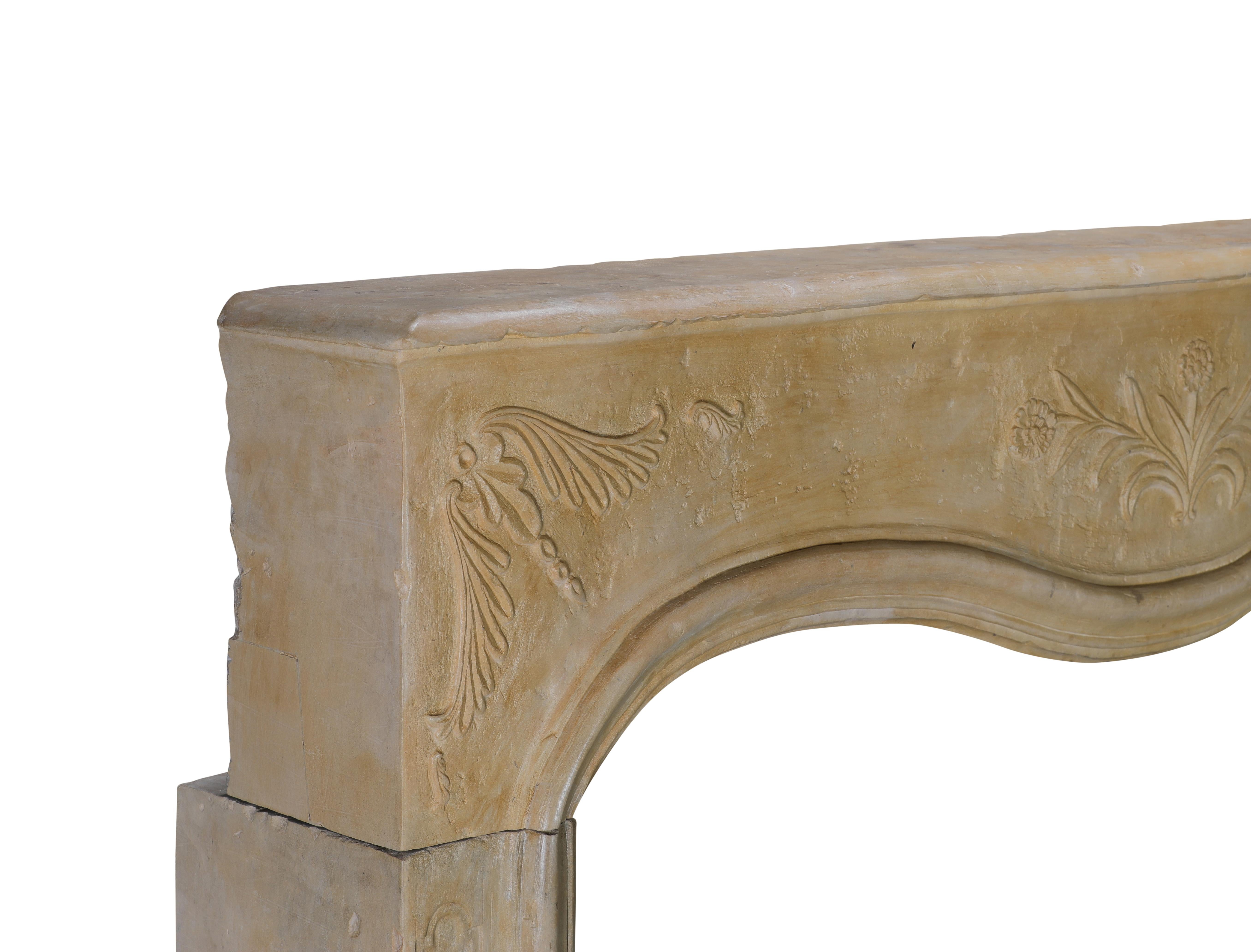 Romantica cornice floreale intagliata per caminetto francese - Indossata con delicatezza - Eleg Chic in vendita 8