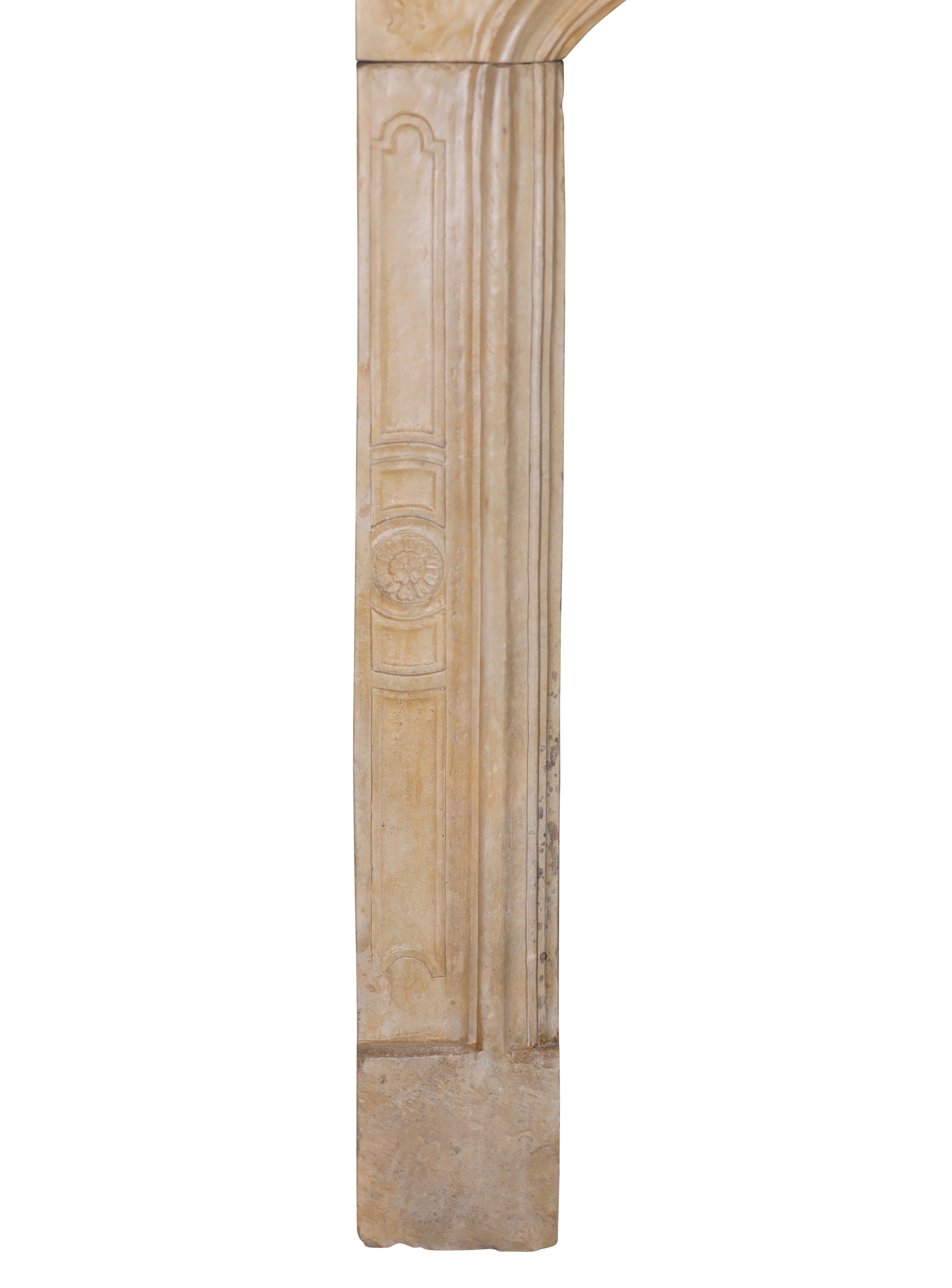 Romantica cornice floreale intagliata per caminetto francese - Indossata con delicatezza - Eleg Chic in vendita 10