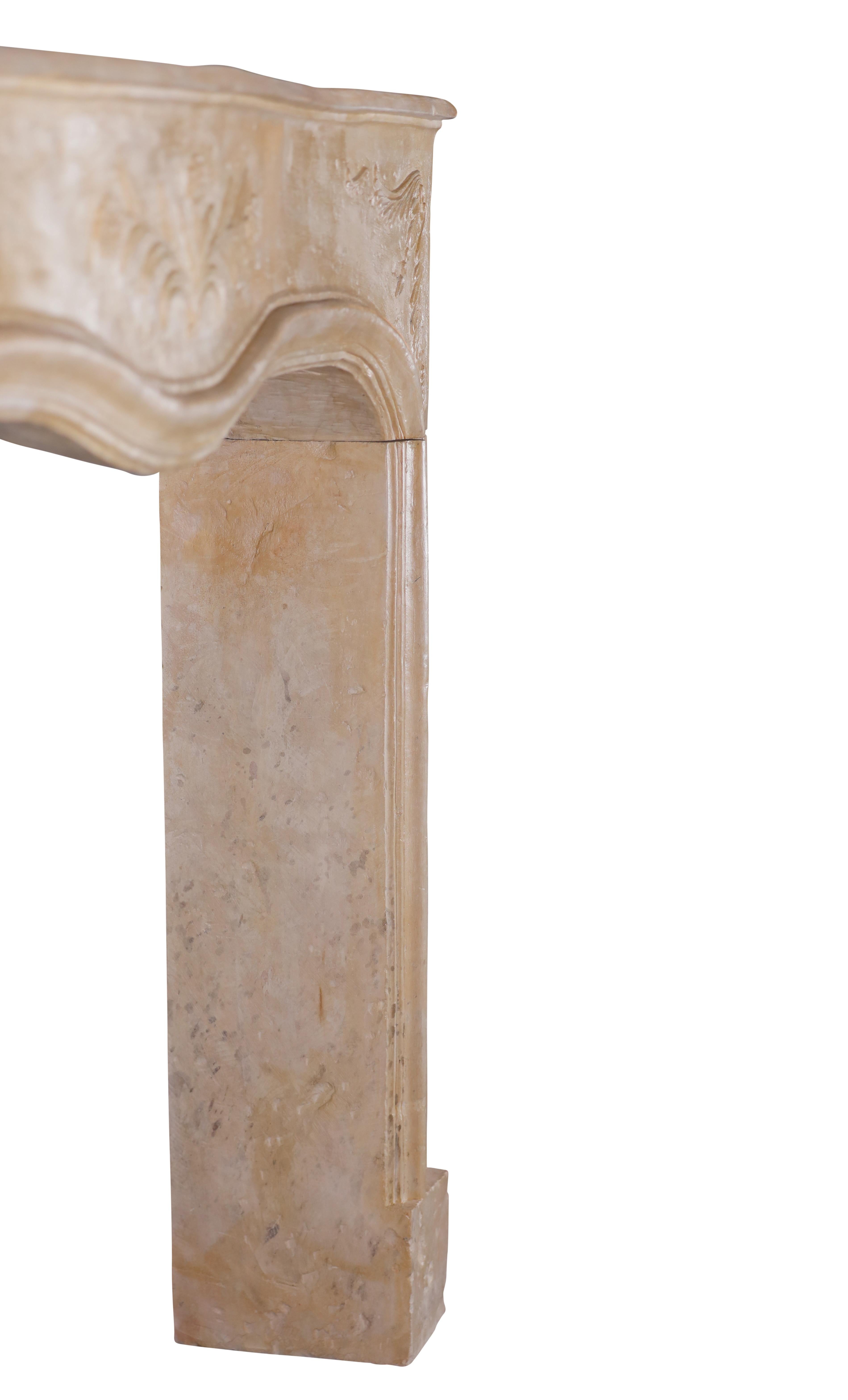 Romantica cornice floreale intagliata per caminetto francese - Indossata con delicatezza - Eleg Chic in vendita 11