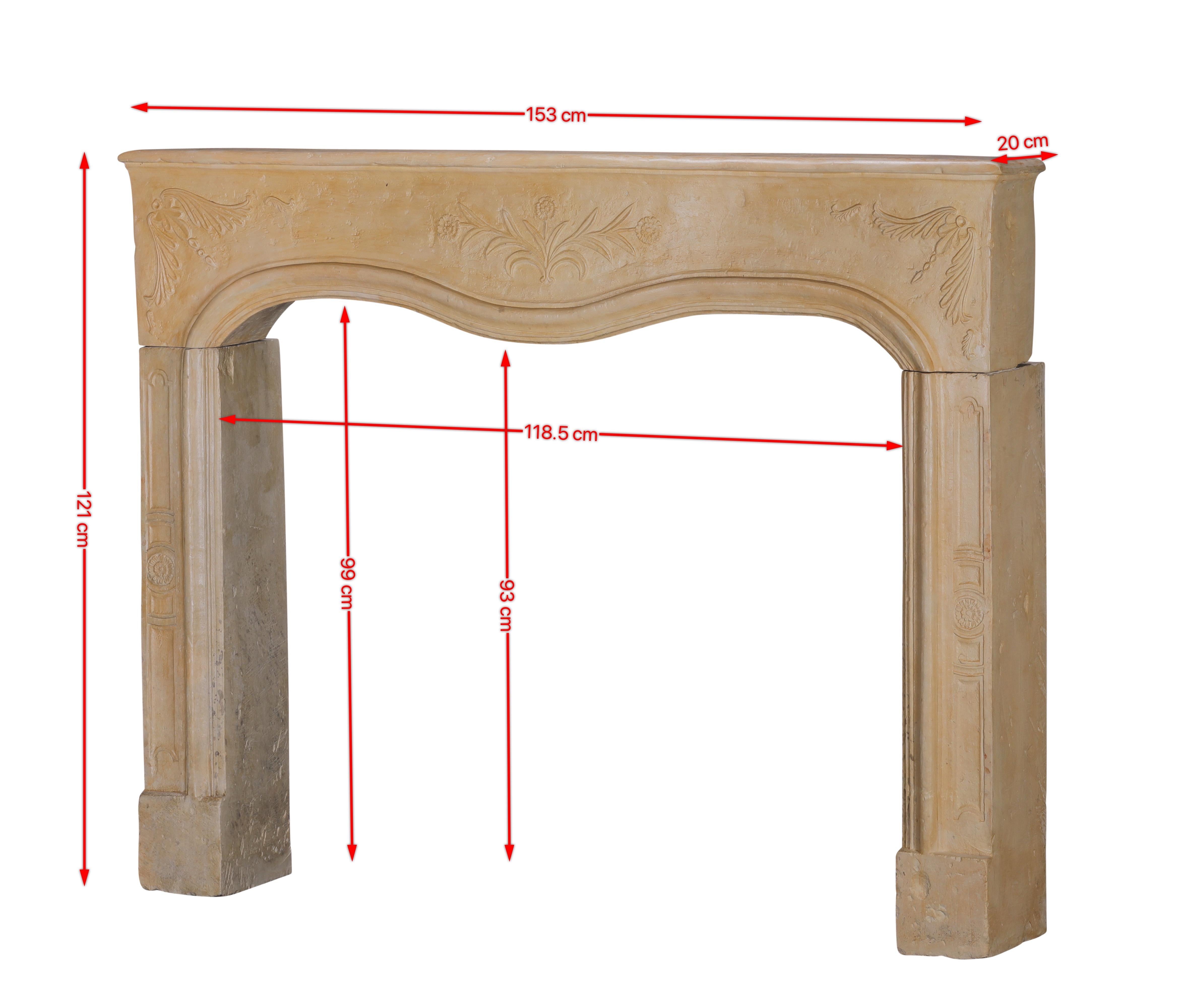 Romantica cornice per caminetto in pietra calcarea francese intagliata a fiori - Usura delicata - Eleganza chic.
Scopri un'eccezionale cornice per camino antica francese, finemente scolpita in pietra calcarea dai toni caldi, risalente alla fine del