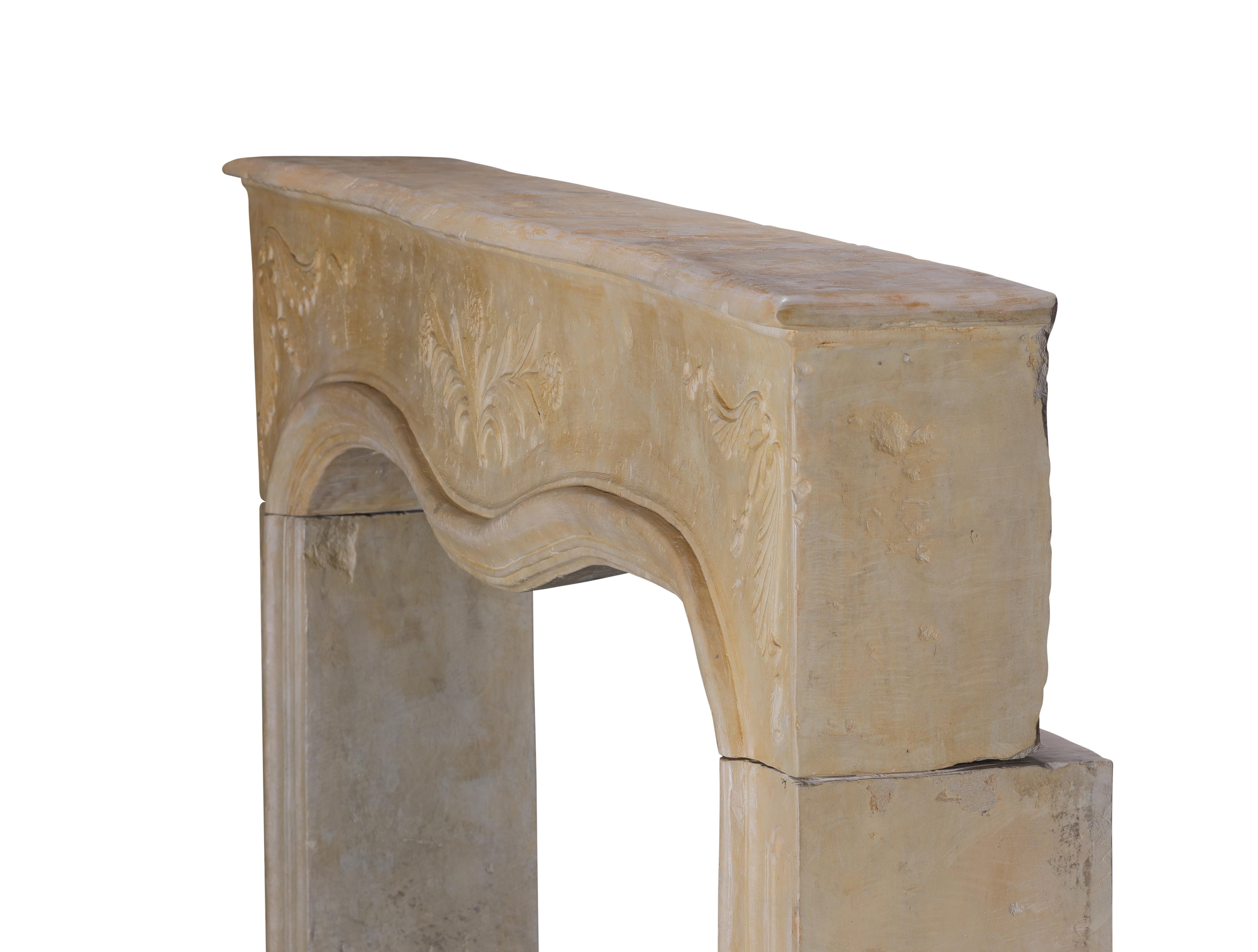 Romantica cornice floreale intagliata per caminetto francese - Indossata con delicatezza - Eleg Chic in vendita 12