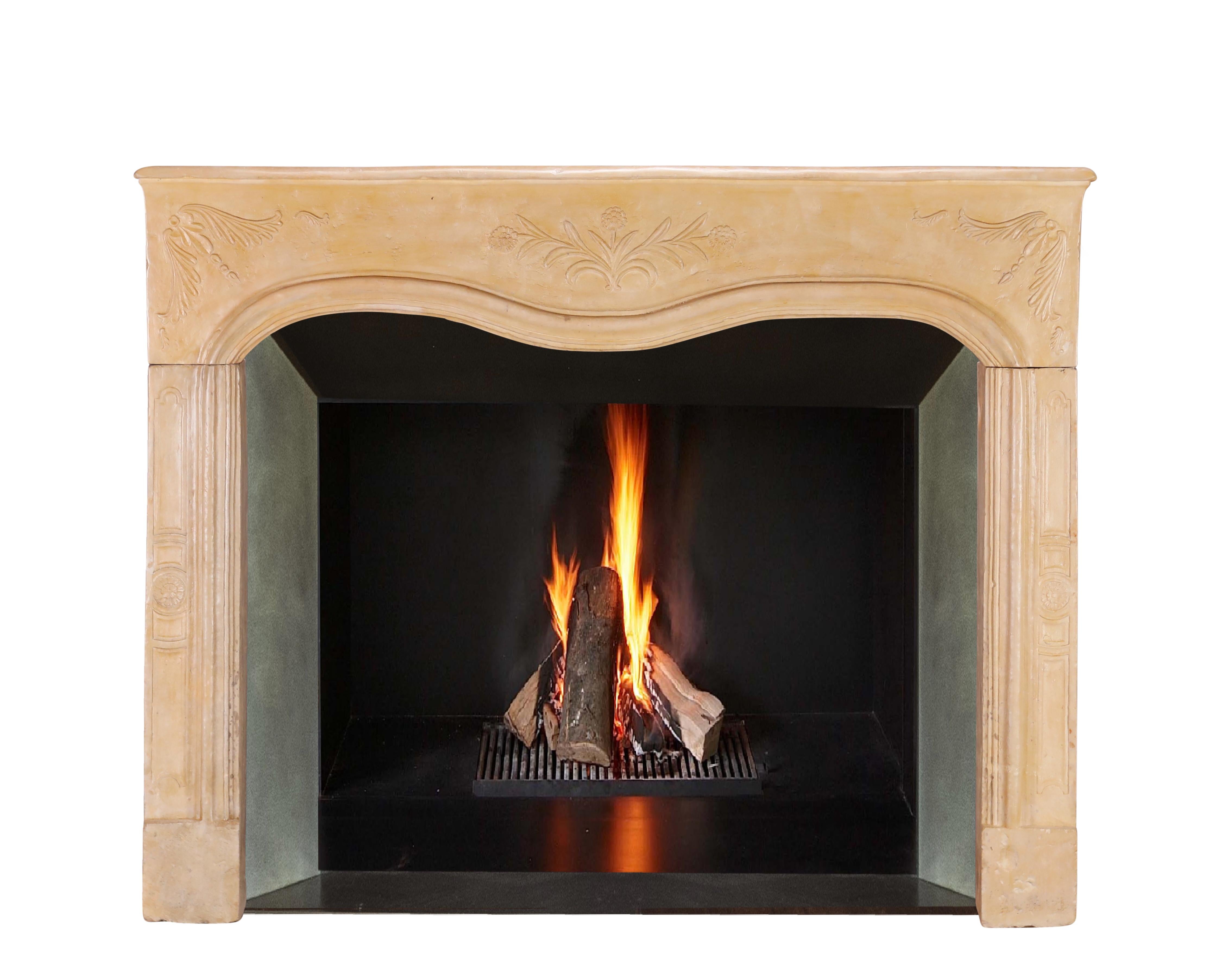 Romantica cornice floreale intagliata per caminetto francese - Indossata con delicatezza - Eleg Chic In condizioni ottime in vendita a Beervelde, BE