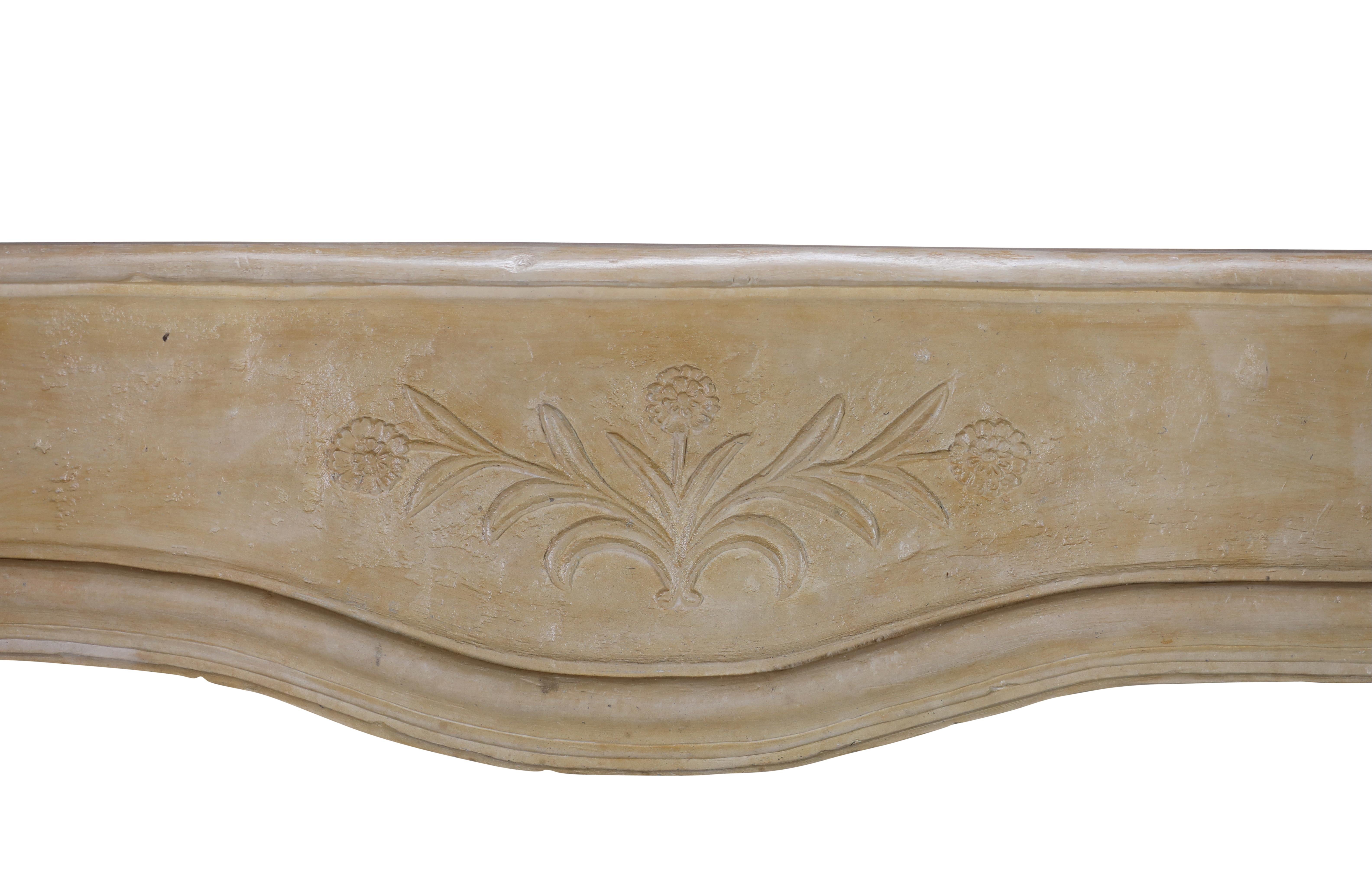 Calcare Romantica cornice floreale intagliata per caminetto francese - Indossata con delicatezza - Eleg Chic in vendita