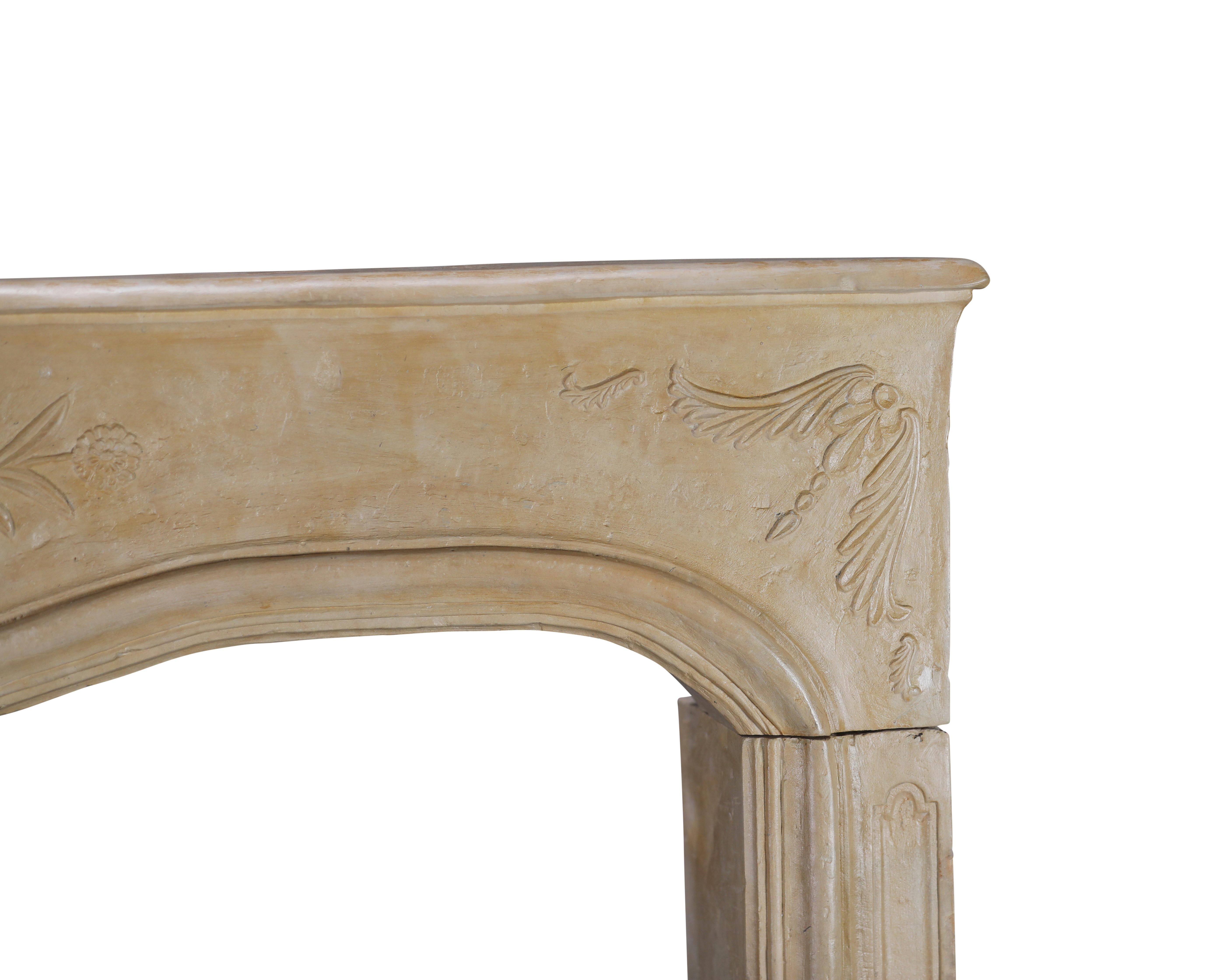 Romantica cornice floreale intagliata per caminetto francese - Indossata con delicatezza - Eleg Chic in vendita 1