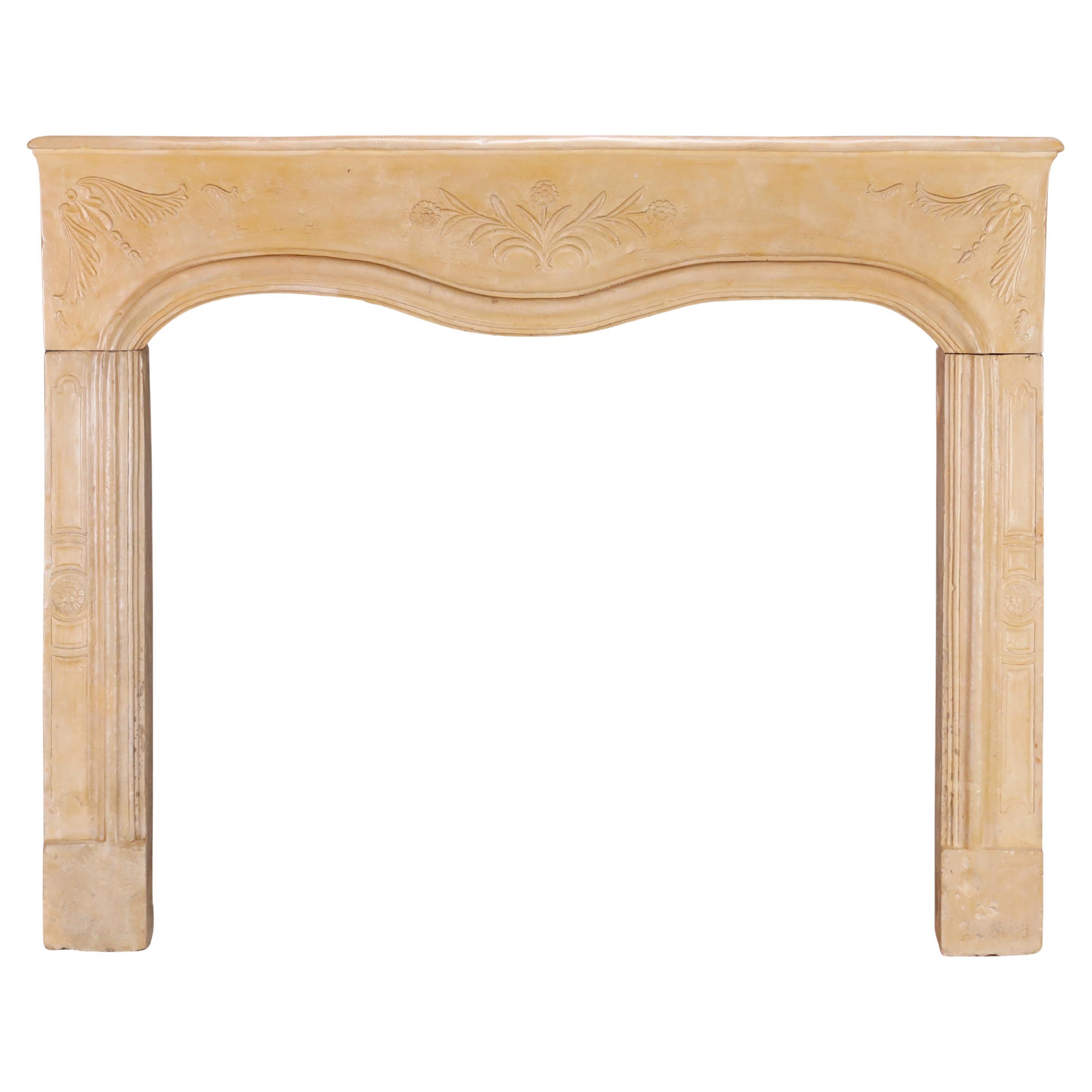 Romantica cornice floreale intagliata per caminetto francese - Indossata con delicatezza - Eleg Chic in vendita