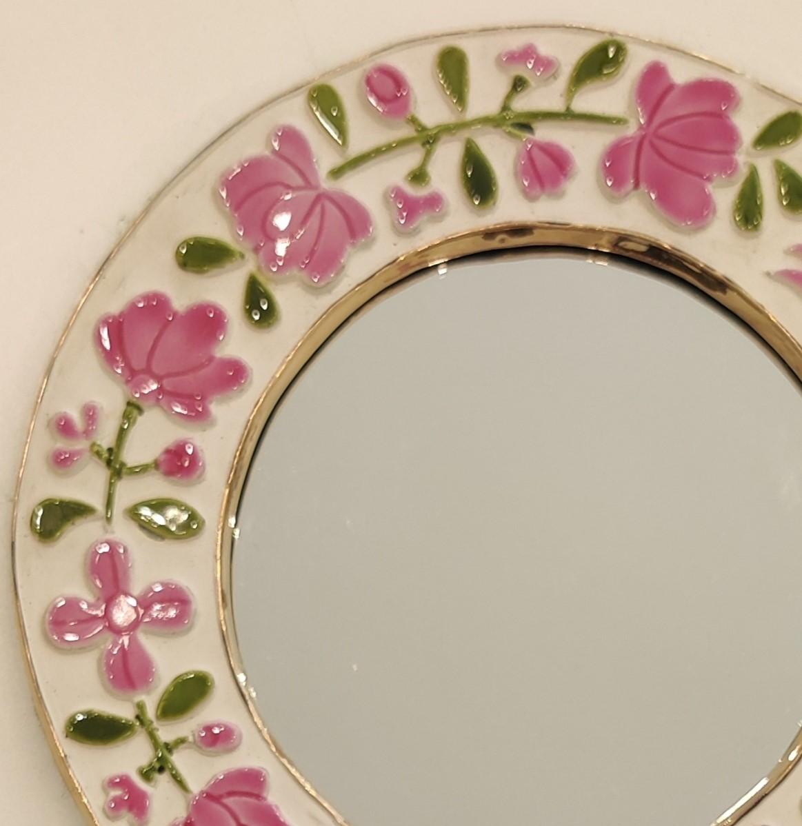 Ce beau miroir coloré, dont la discrète irrégularité fait tout le charme, fait partie des variations qualifiées de 