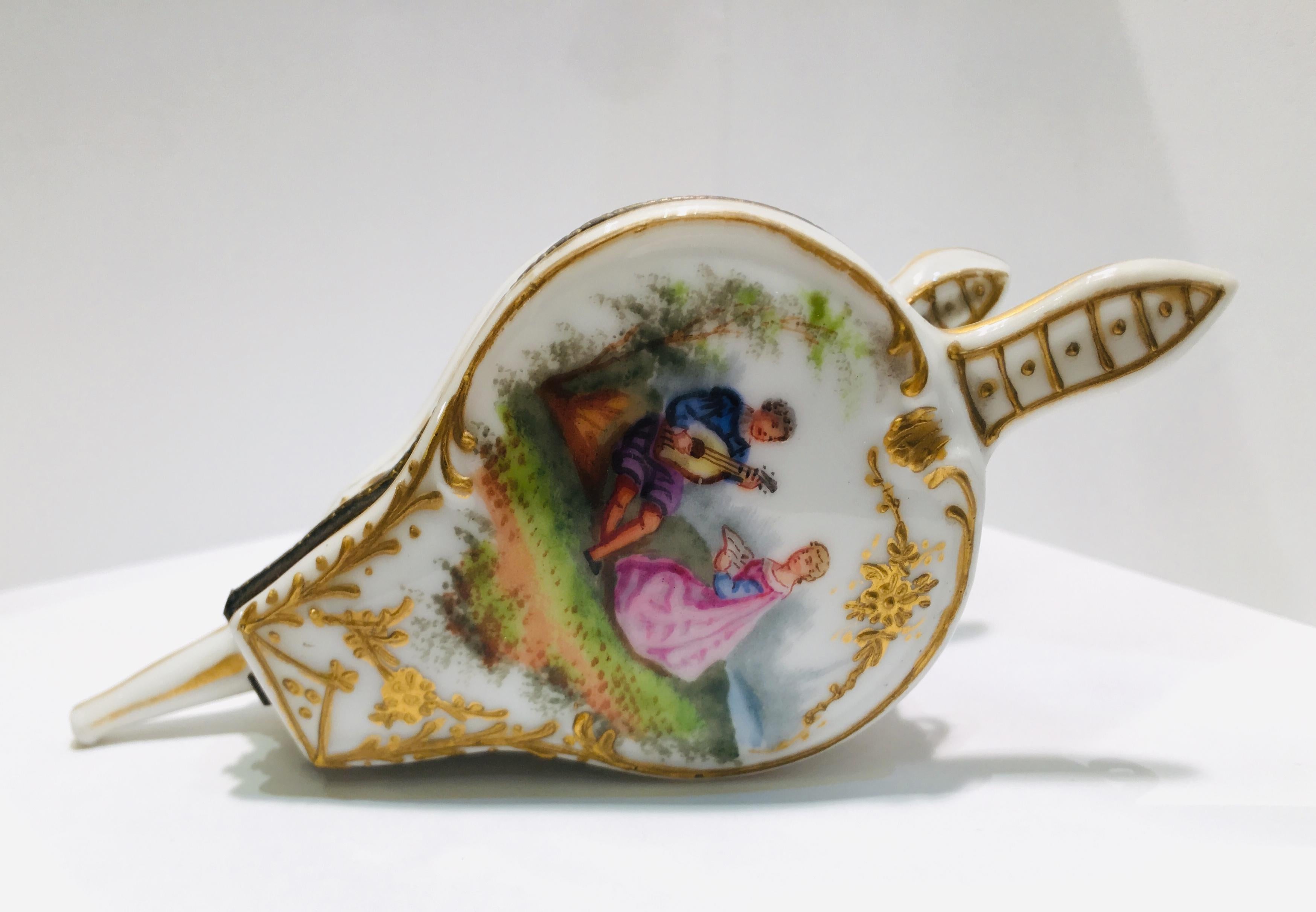 Romantic French 19th Century Bellows Shaped Porcelain Box with Courtship Scene For Sale 6