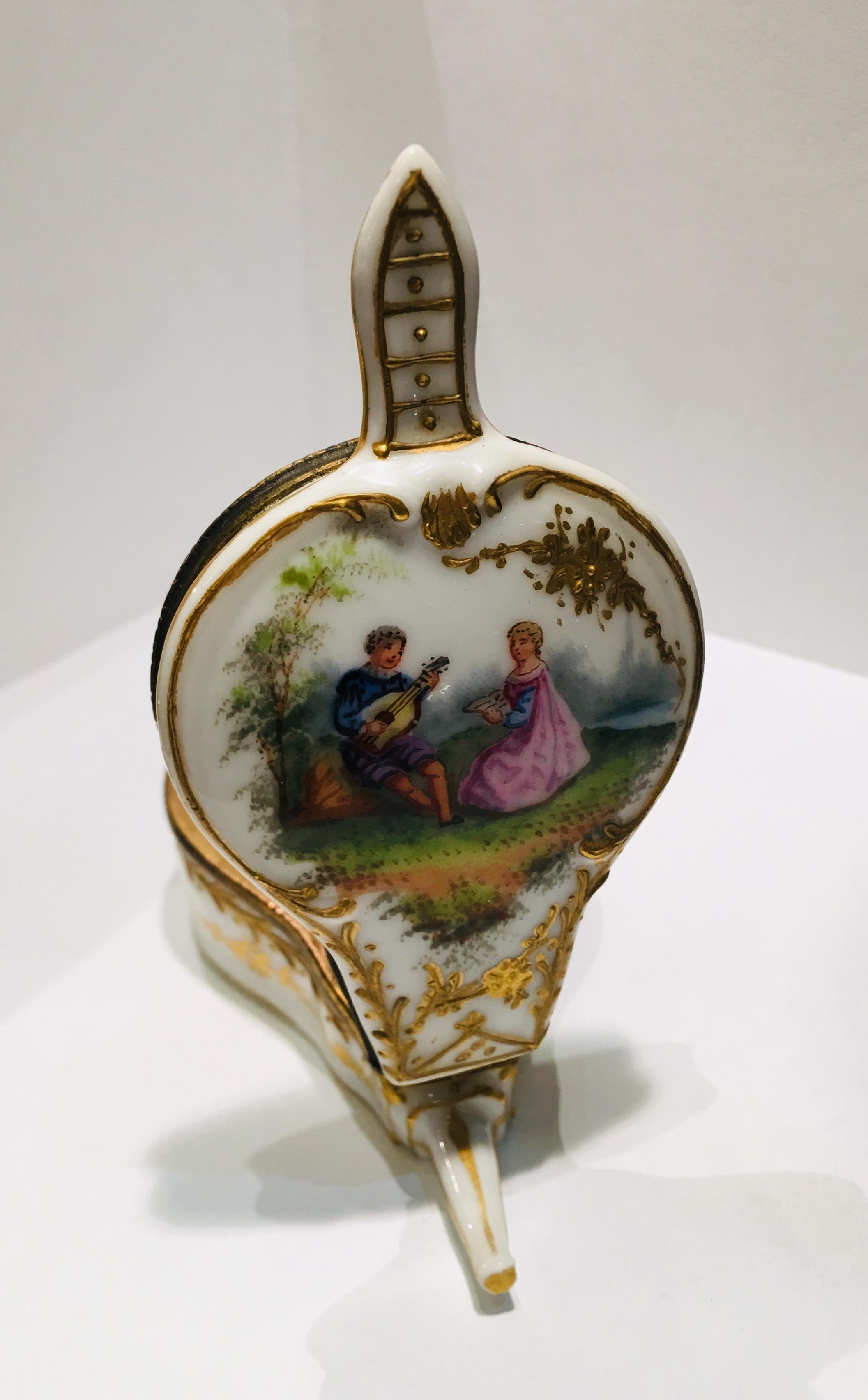 Romantic French 19th Century Bellows Shaped Porcelain Box with Courtship Scene In Good Condition For Sale In Tustin, CA