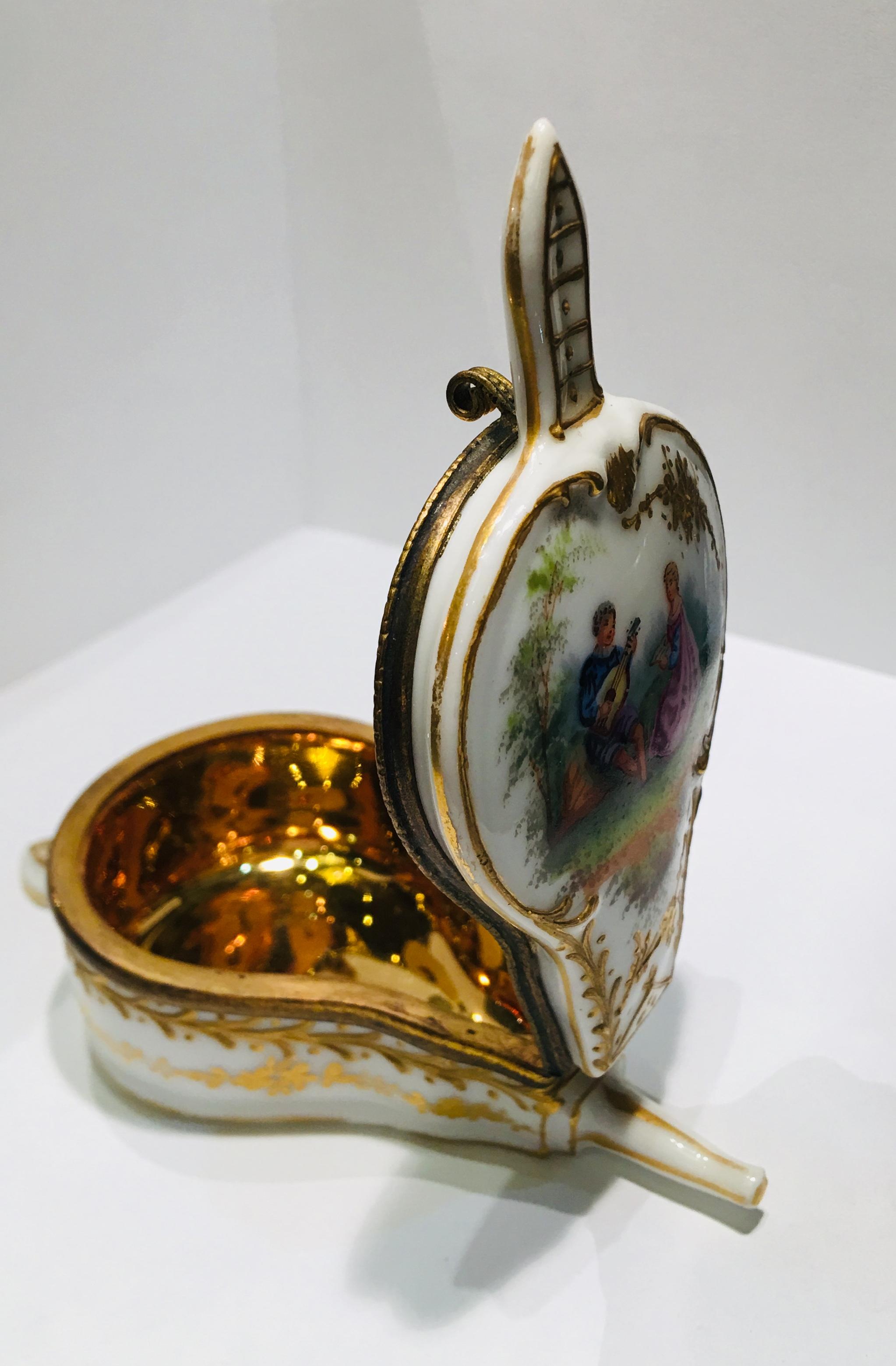 Fatto a mano Romantica scatola in porcellana a forma di soffietto del XIX secolo con scena di corteggiamento in vendita