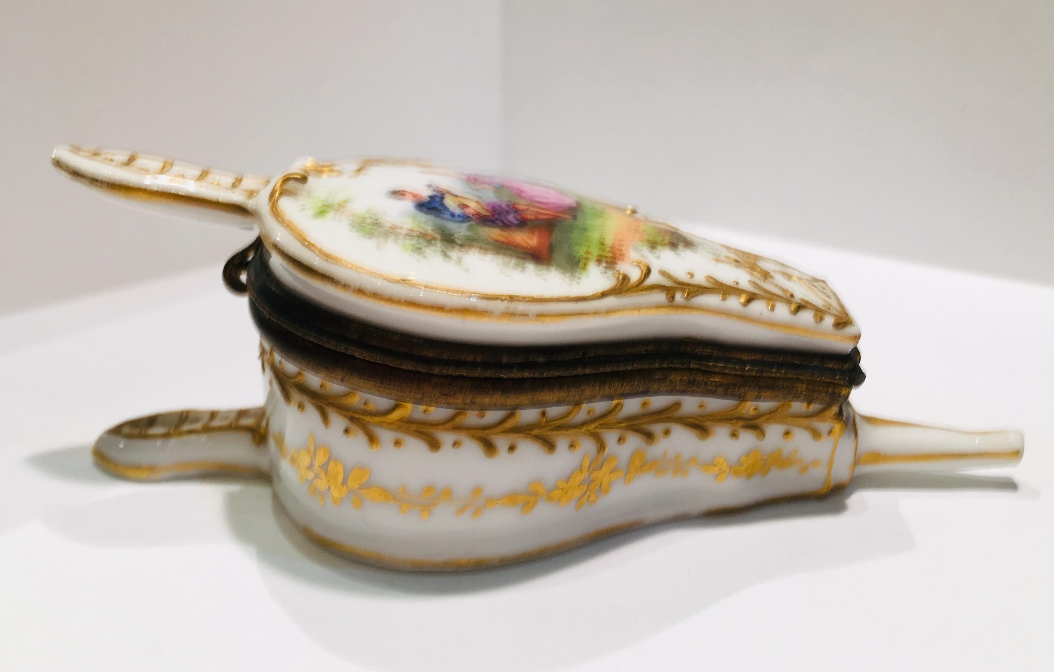 Romantic French 19th Century Bellows Shaped Porcelain Box with Courtship Scene For Sale 2