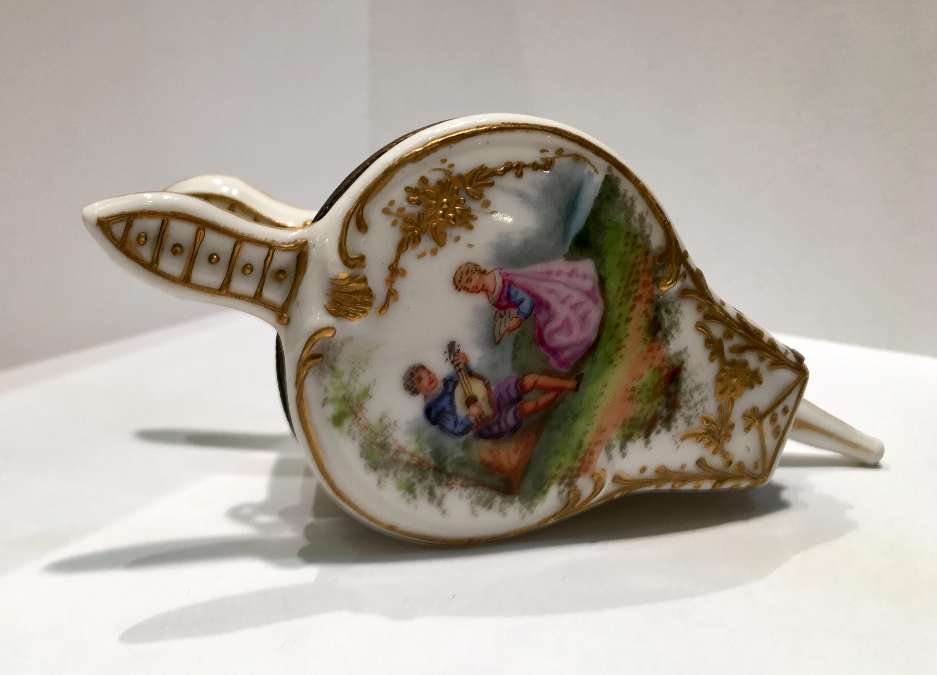 Romantic French 19th Century Bellows Shaped Porcelain Box with Courtship Scene For Sale 5