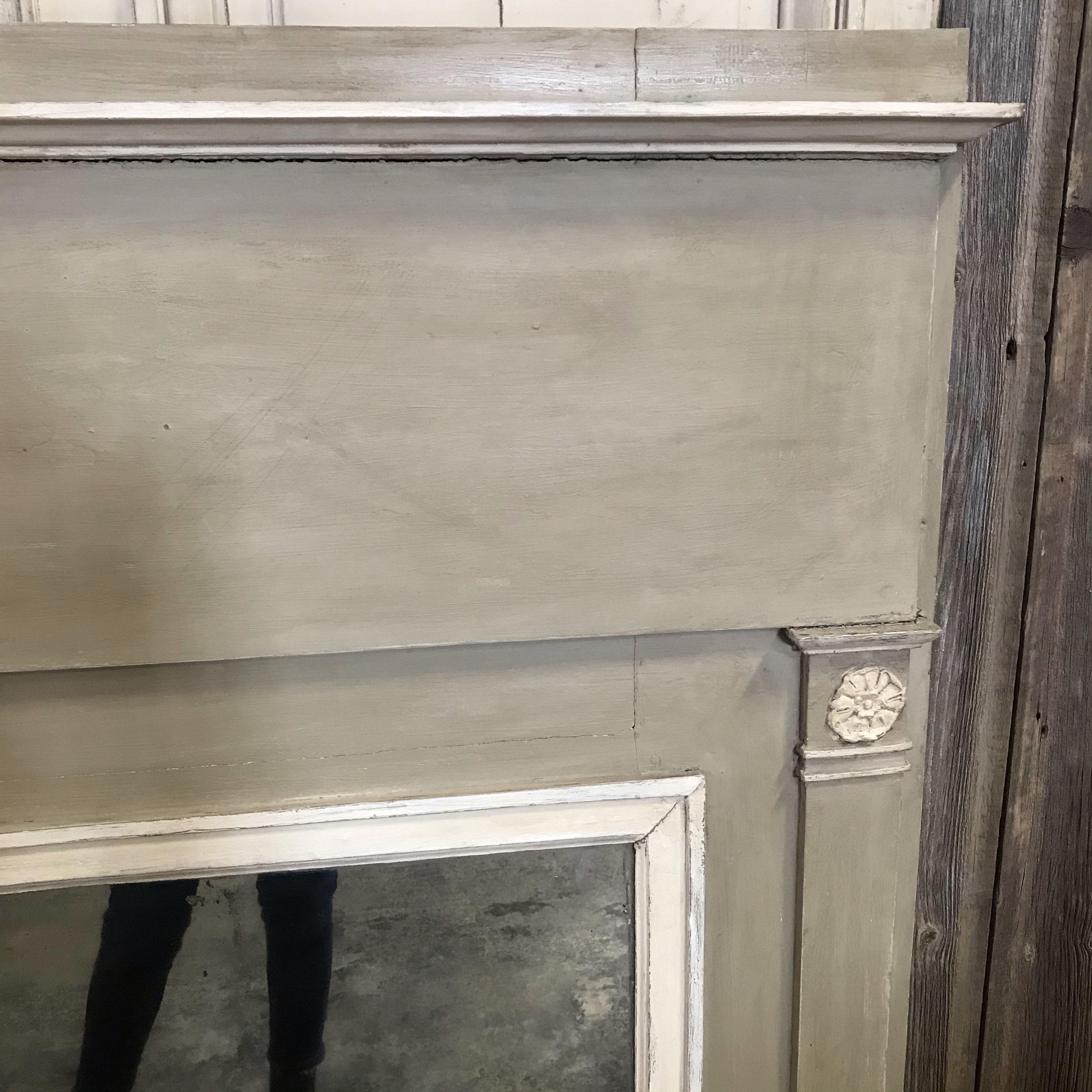 Romantic French Antique Trumeau Mirror in Gray and White In Good Condition In Hopewell, NJ
