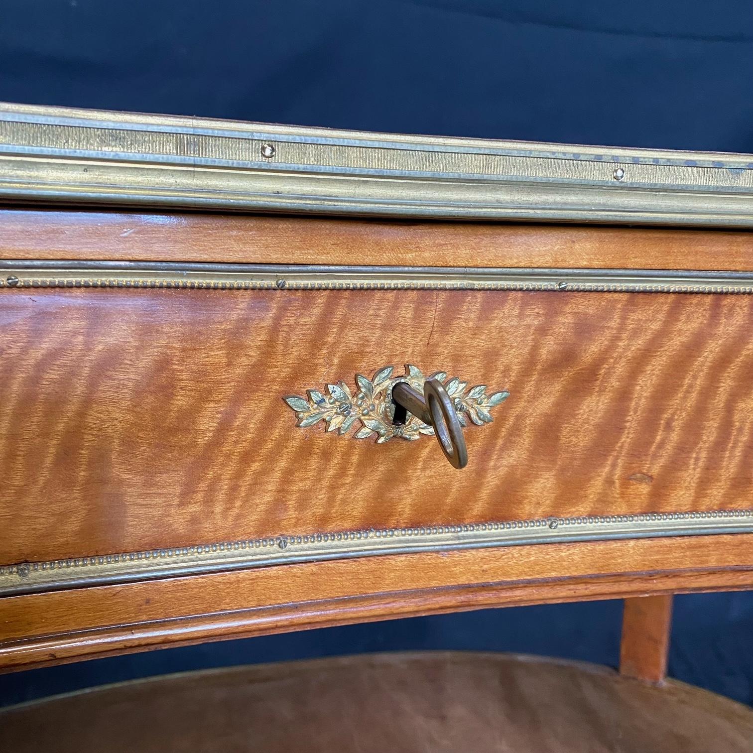 Romantischer französischer Schreibtisch aus gemasertem Walnussholz im Louis-XV-Stil des 19. Jahrhunderts in Form eines Hahnentritts  im Angebot 4