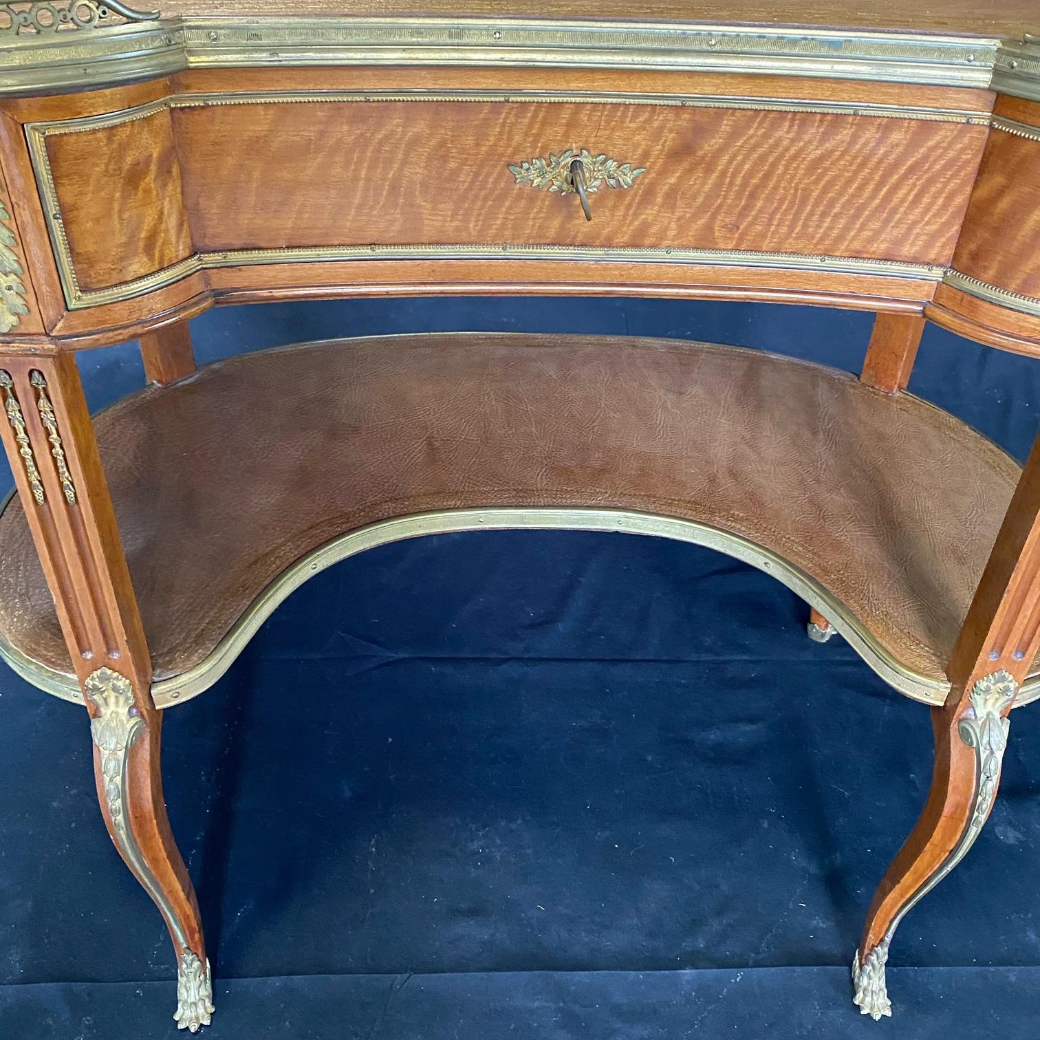 Romantic French Burled Walnut 19th Century Louis XV Kidney Shaped Desk  For Sale 1