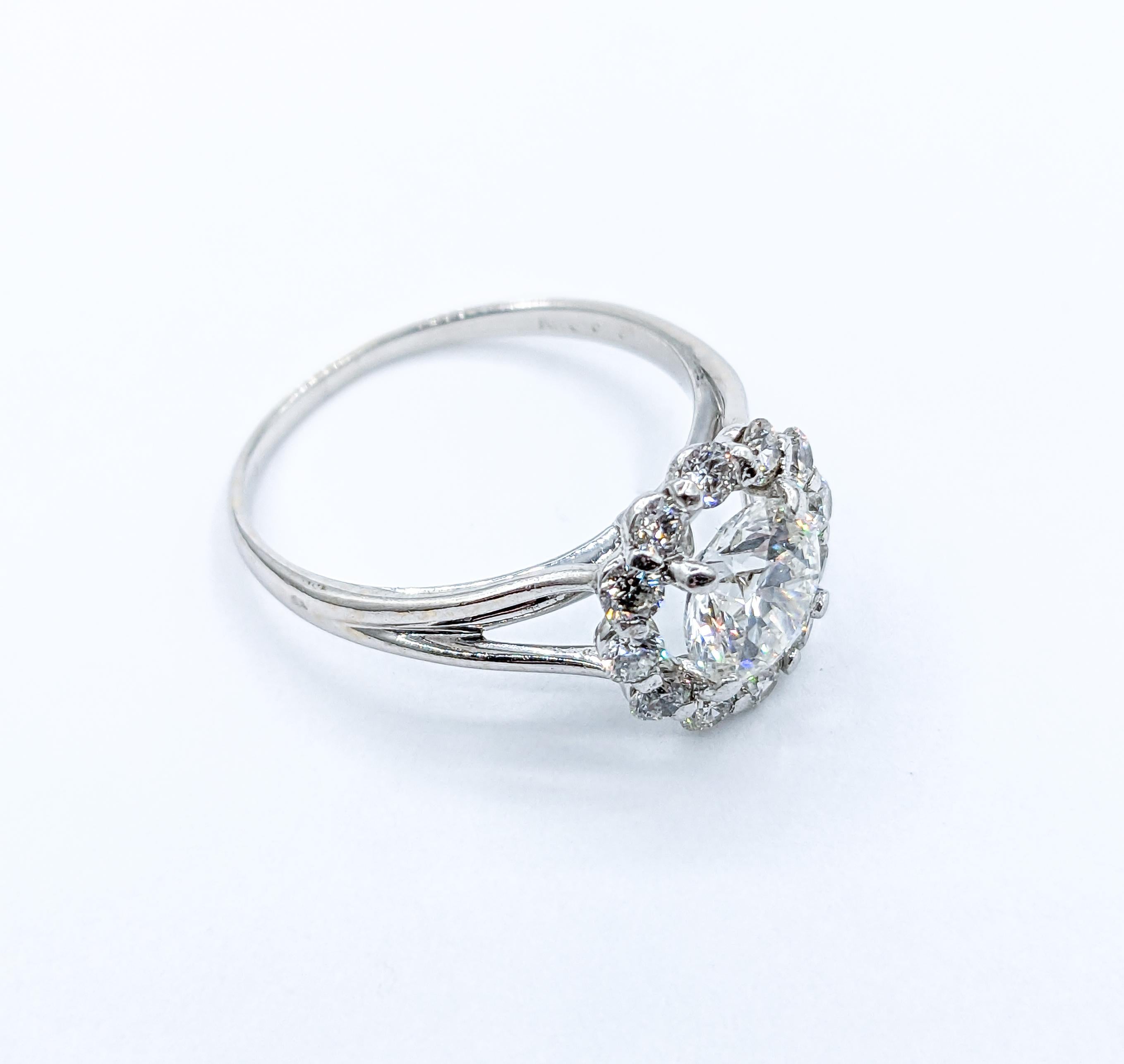 Verlobungsring aus 18 Karat Weißgold mit romantischem GIA .84 Karat Halo Damen