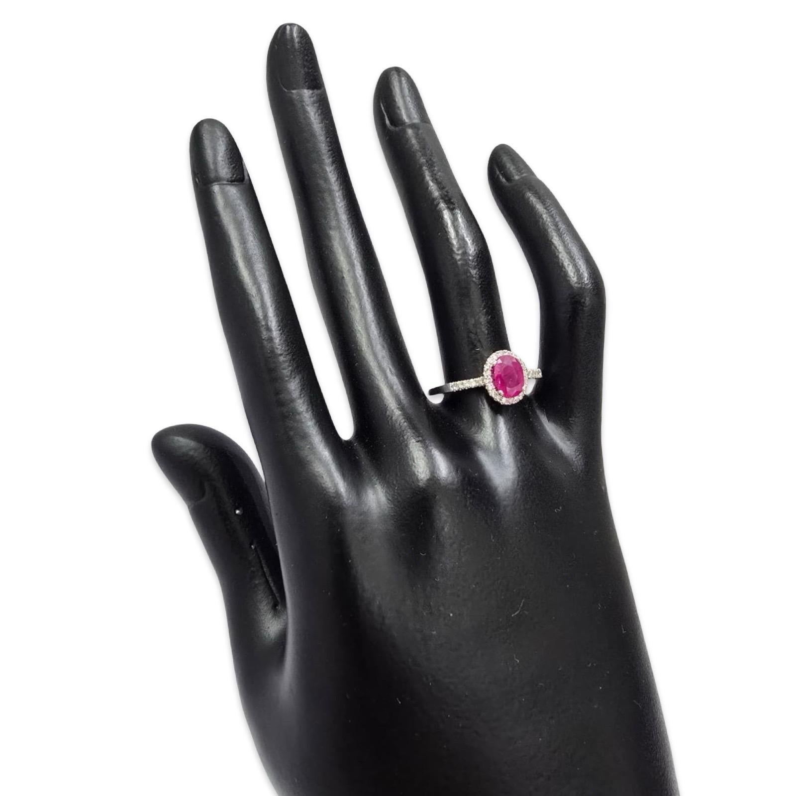 Taglio ovale Anello romantico con rubino e diamante a forma di aureola in oro bianco 14K in vendita