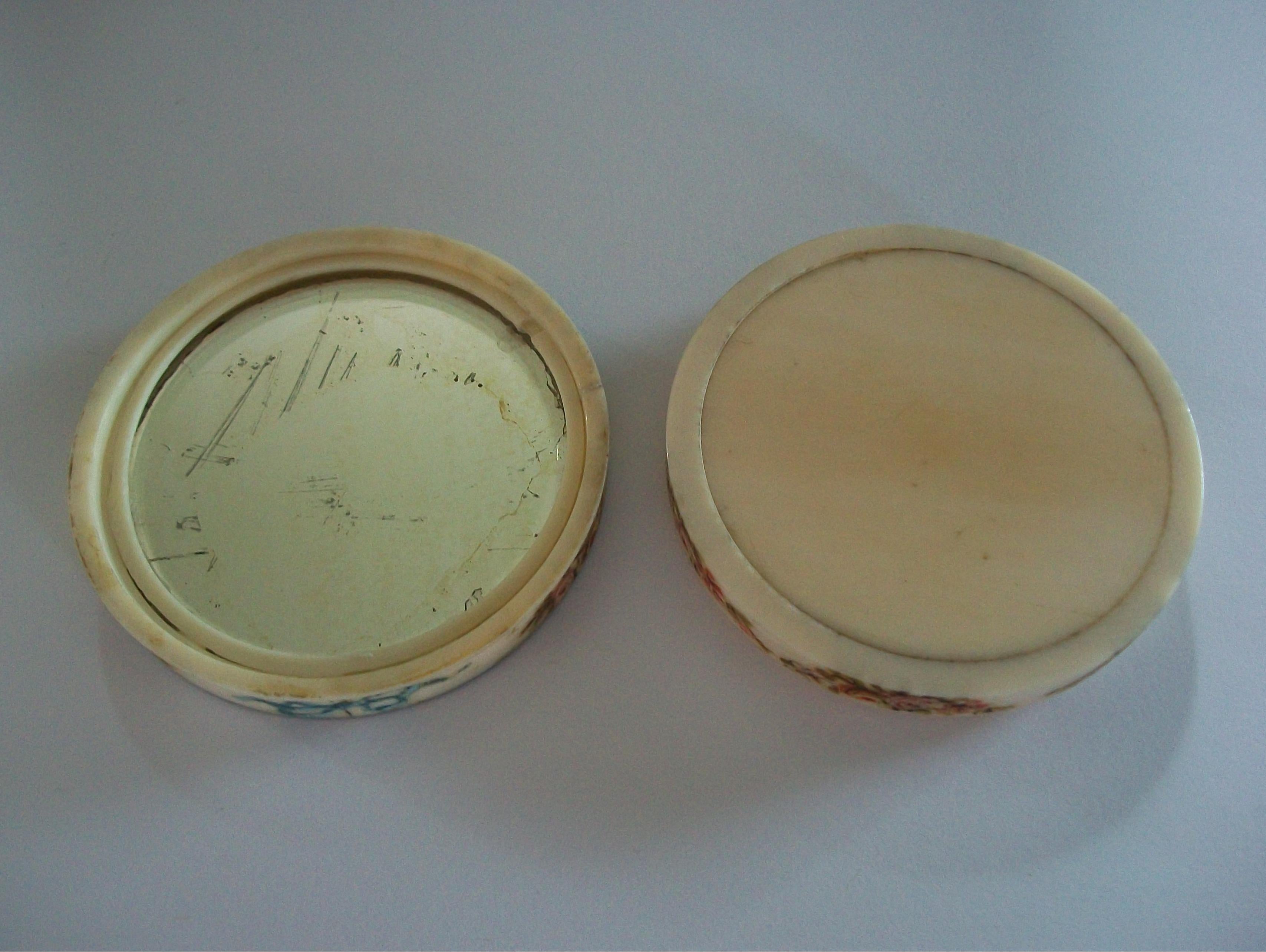 Romantic Hand Painted Dieppe Floral Snuff Box - France - Early 19th Century im Angebot 3