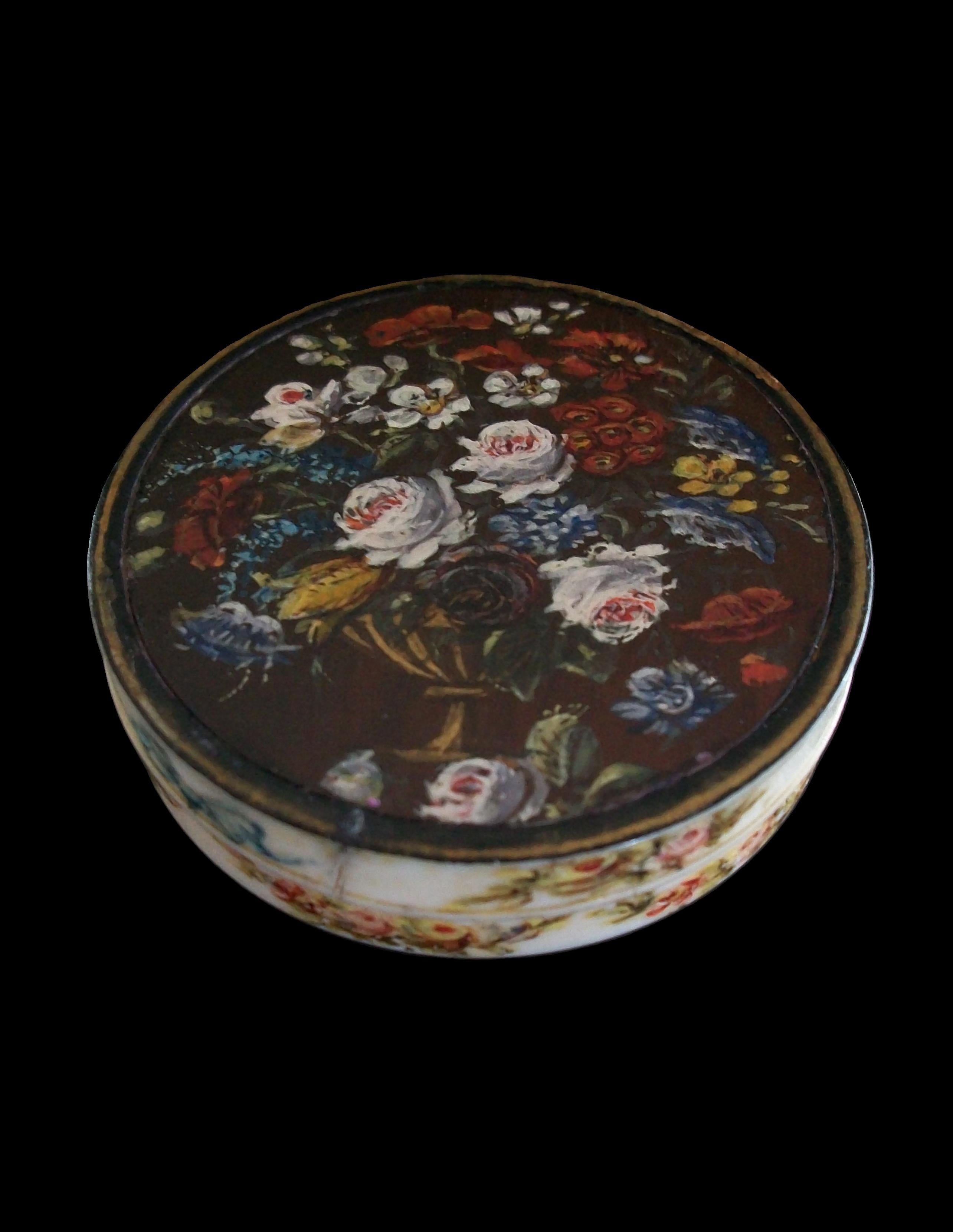 Romantic Hand Painted Dieppe Floral Snuff Box - France - Early 19th Century (Romantik) im Angebot