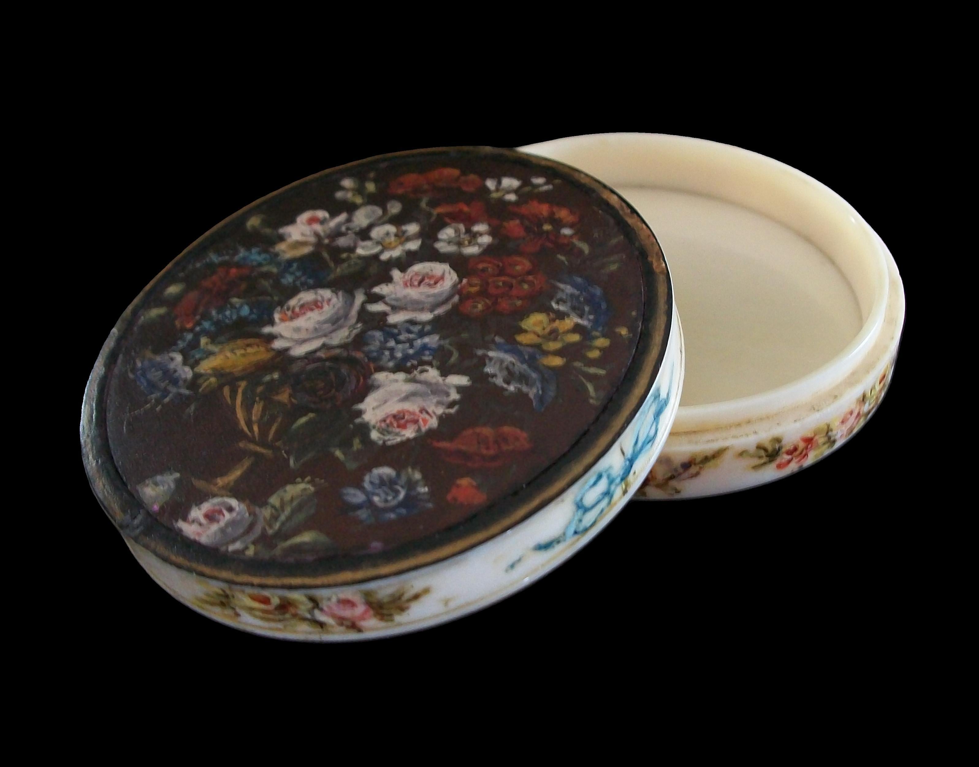 Romantic Hand Painted Dieppe Floral Snuff Box - France - Early 19th Century (Französisch) im Angebot