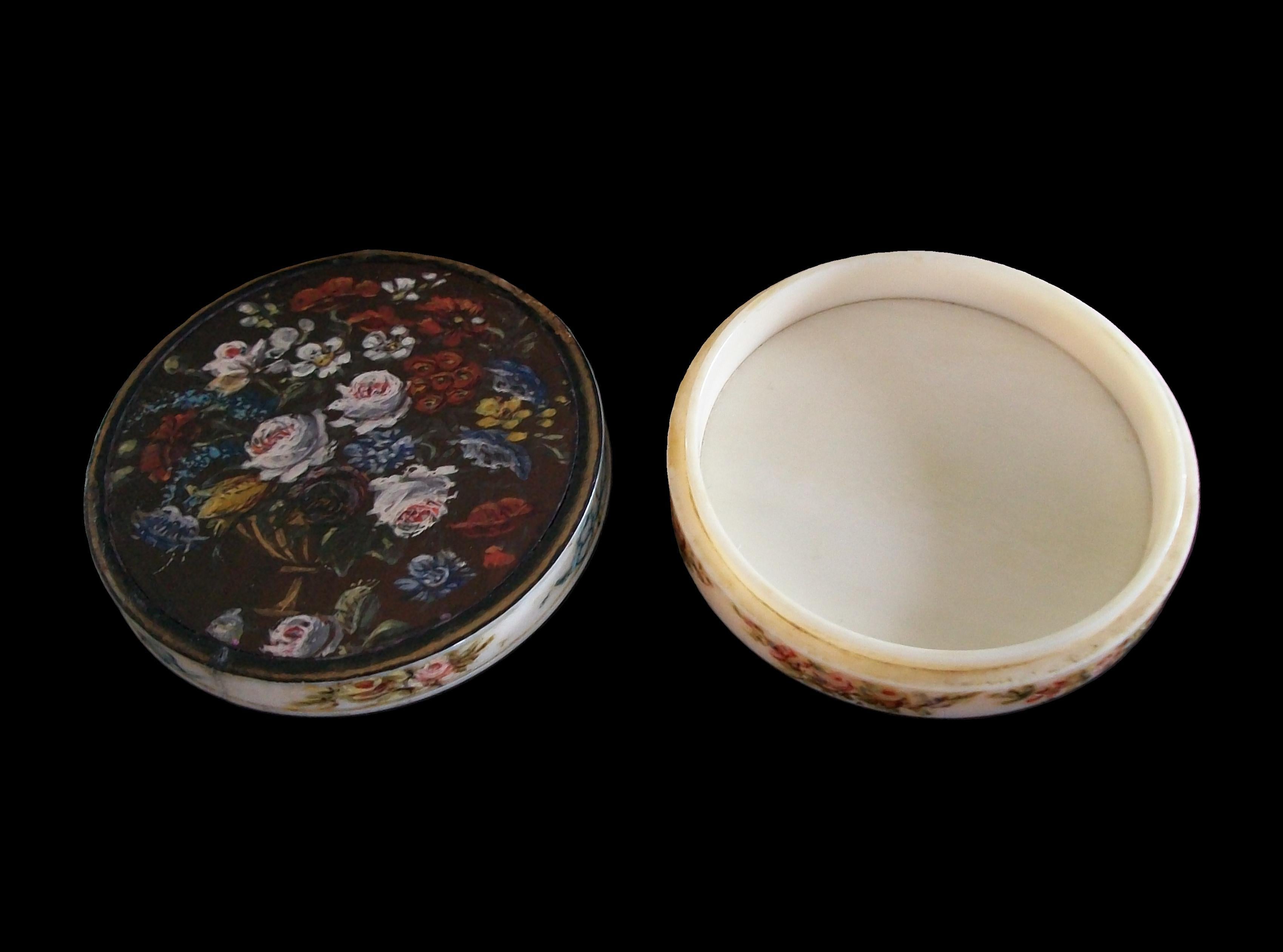 Romantic Hand Painted Dieppe Floral Snuff Box - France - Early 19th Century (Handgefertigt) im Angebot