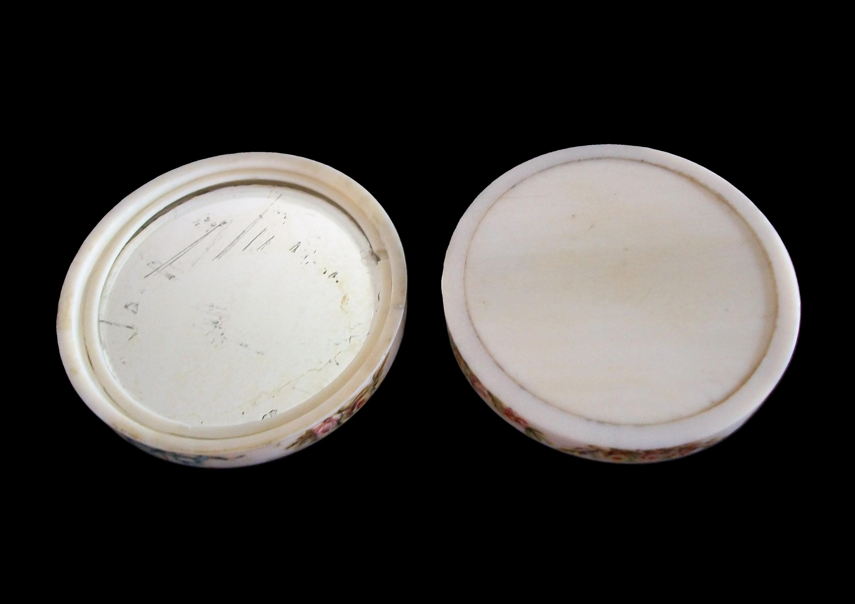 Romantic Hand Painted Dieppe Floral Snuff Box - France - Early 19th Century im Zustand „Gut“ im Angebot in Chatham, ON