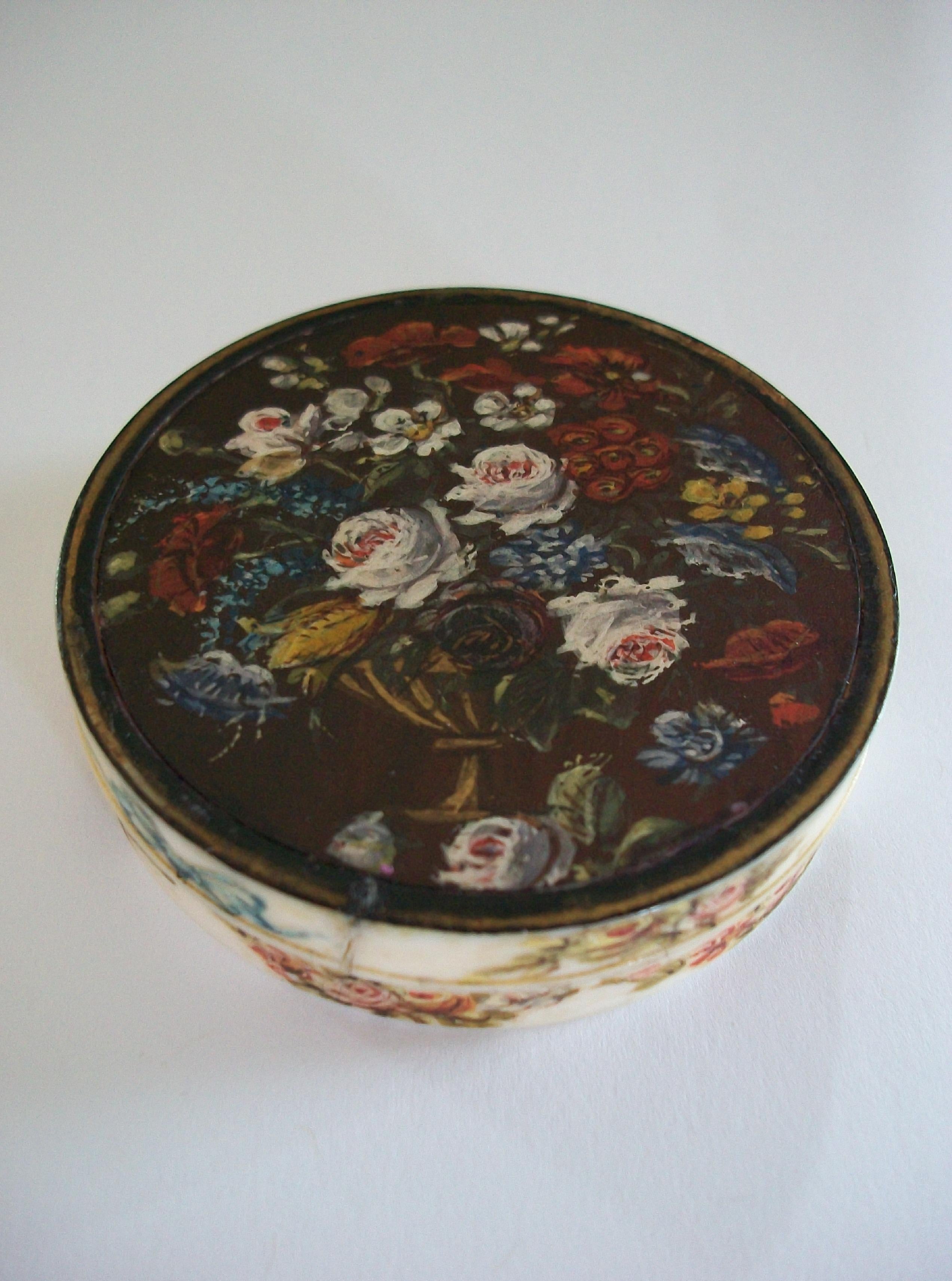 Romantic Hand Painted Dieppe Floral Snuff Box - France - Early 19th Century (Farbe) im Angebot