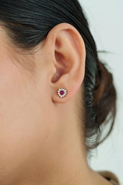 Romantische Ohrstecker mit Rubin im Herzschliff und Diamanten im Blumen-Halo-Design aus 14-karätigem Weißgold