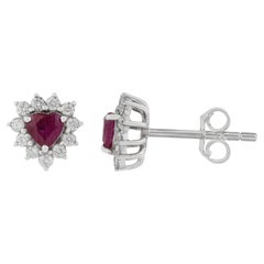 Romantische Ohrstecker mit Rubin im Herzschliff und Diamanten im Blumen-Halo-Design aus 14-karätigem Weißgold