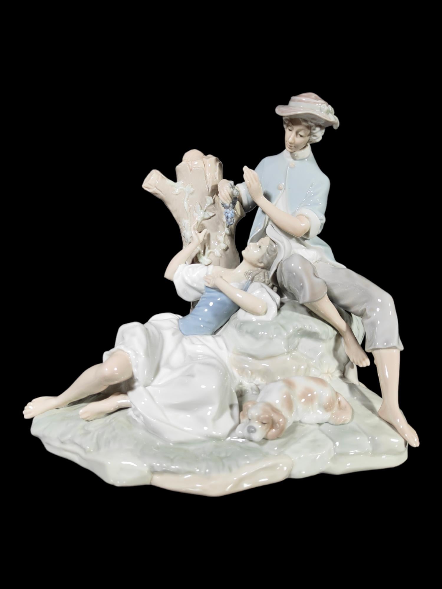 Elegante romantische Skulptur mit 2 Figuren aus der Zeit um 1900 aus Lladro-Porzellan, hergestellt in den 1970er Jahren. Ausgelaufen. Perfekter Zustand. Maße: 30x30x29 cm.
Die Manufaktur Lladró ist als die renommierteste Porzellanmanufaktur
