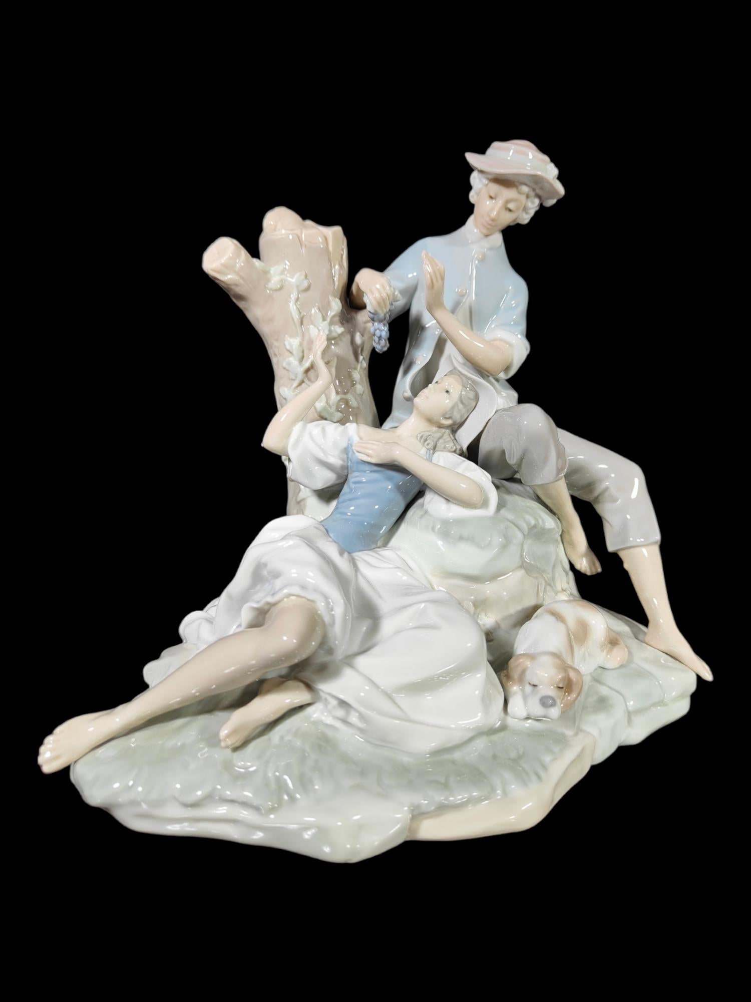 Romantic Lladro Porcelain Sculpture In Excellent Condition For Sale In Madrid, ES