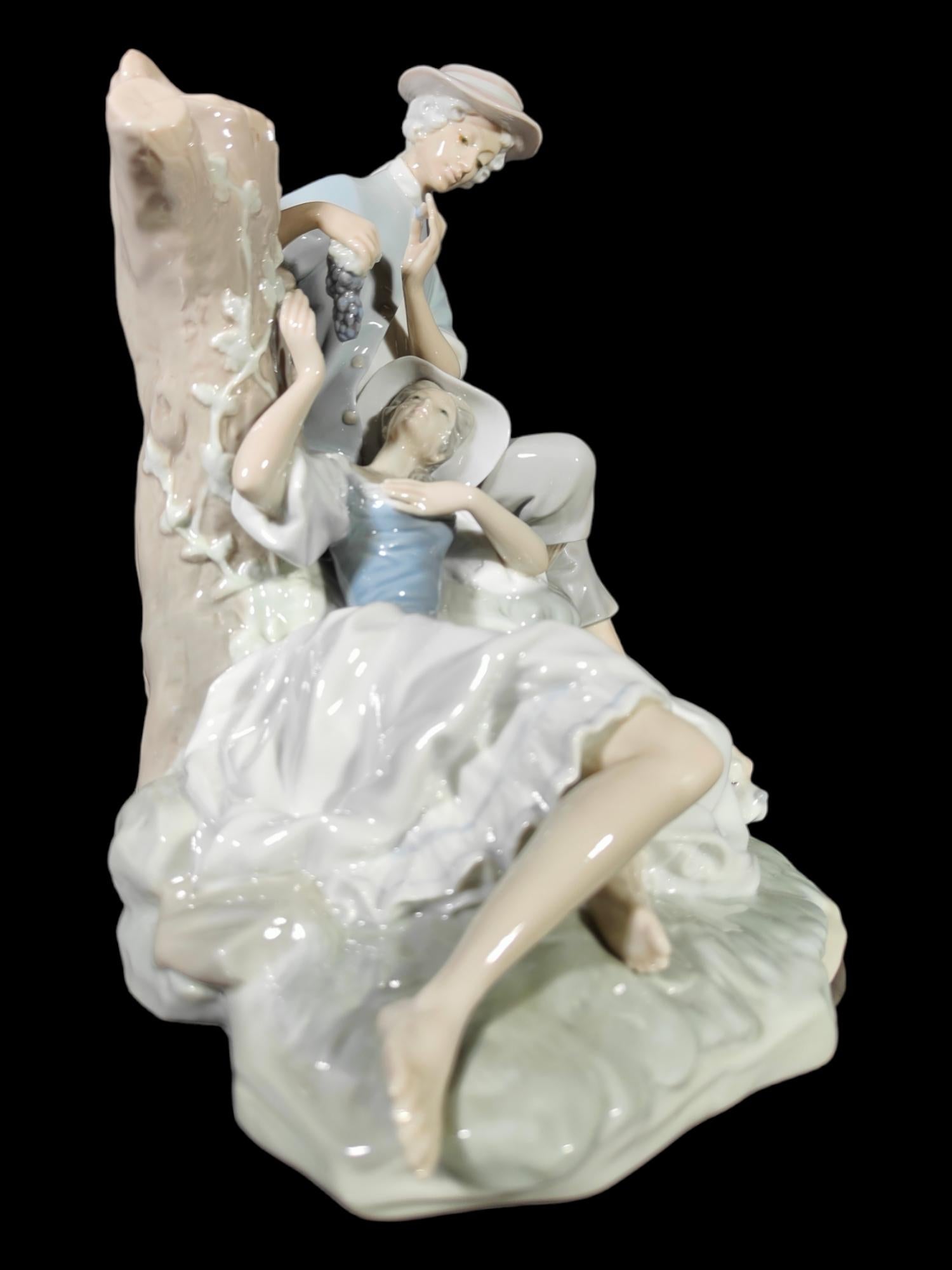 Romantic Lladro Porcelain Sculpture For Sale 1