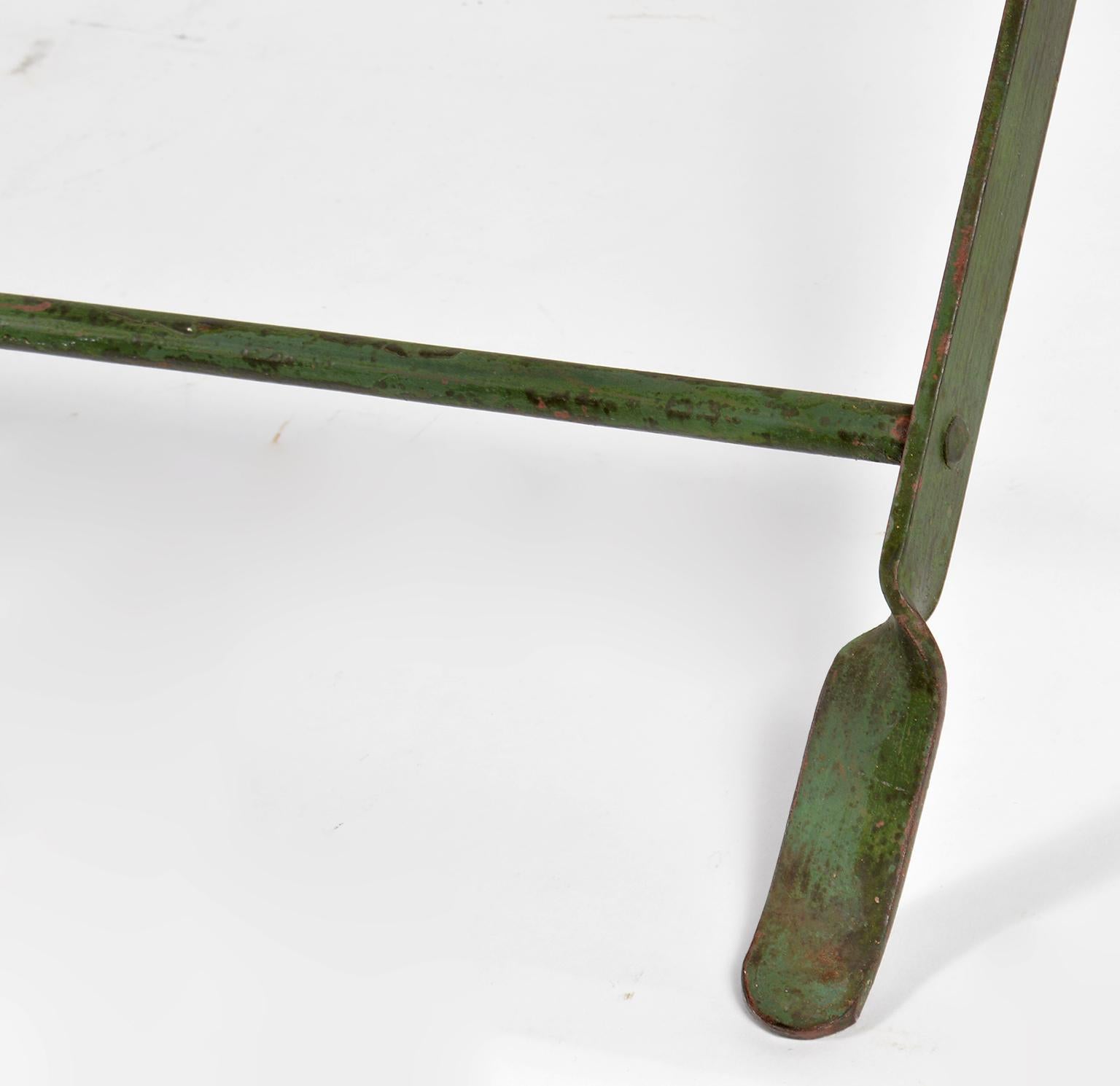 Romantic Midcentury English Painted Topiary Tray Table on Painted Folding Stand In Good Condition In Ft. Lauderdale, FL