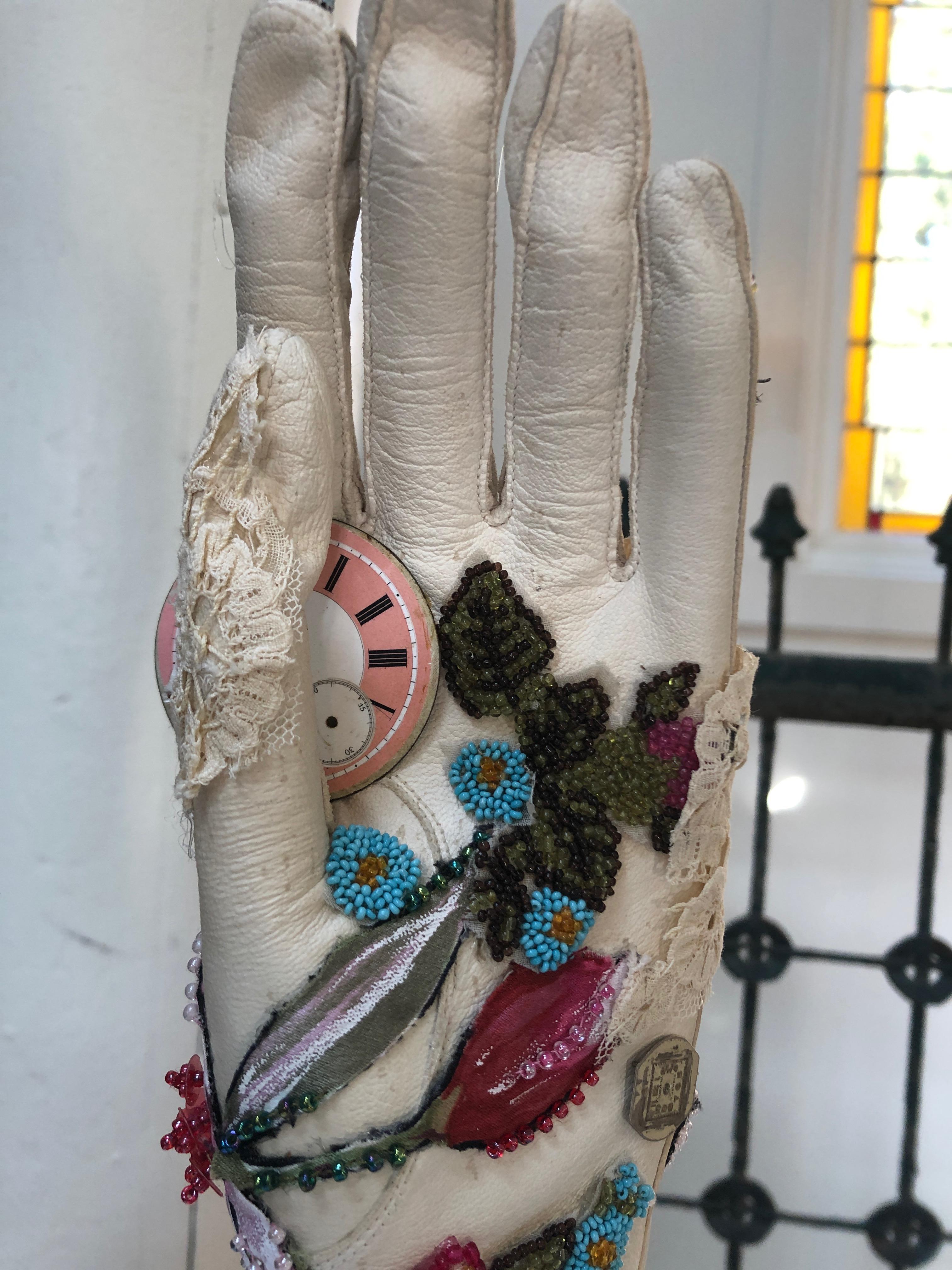 Escultura romántica de técnica mixta titulada La mano del tiempo en venta 4