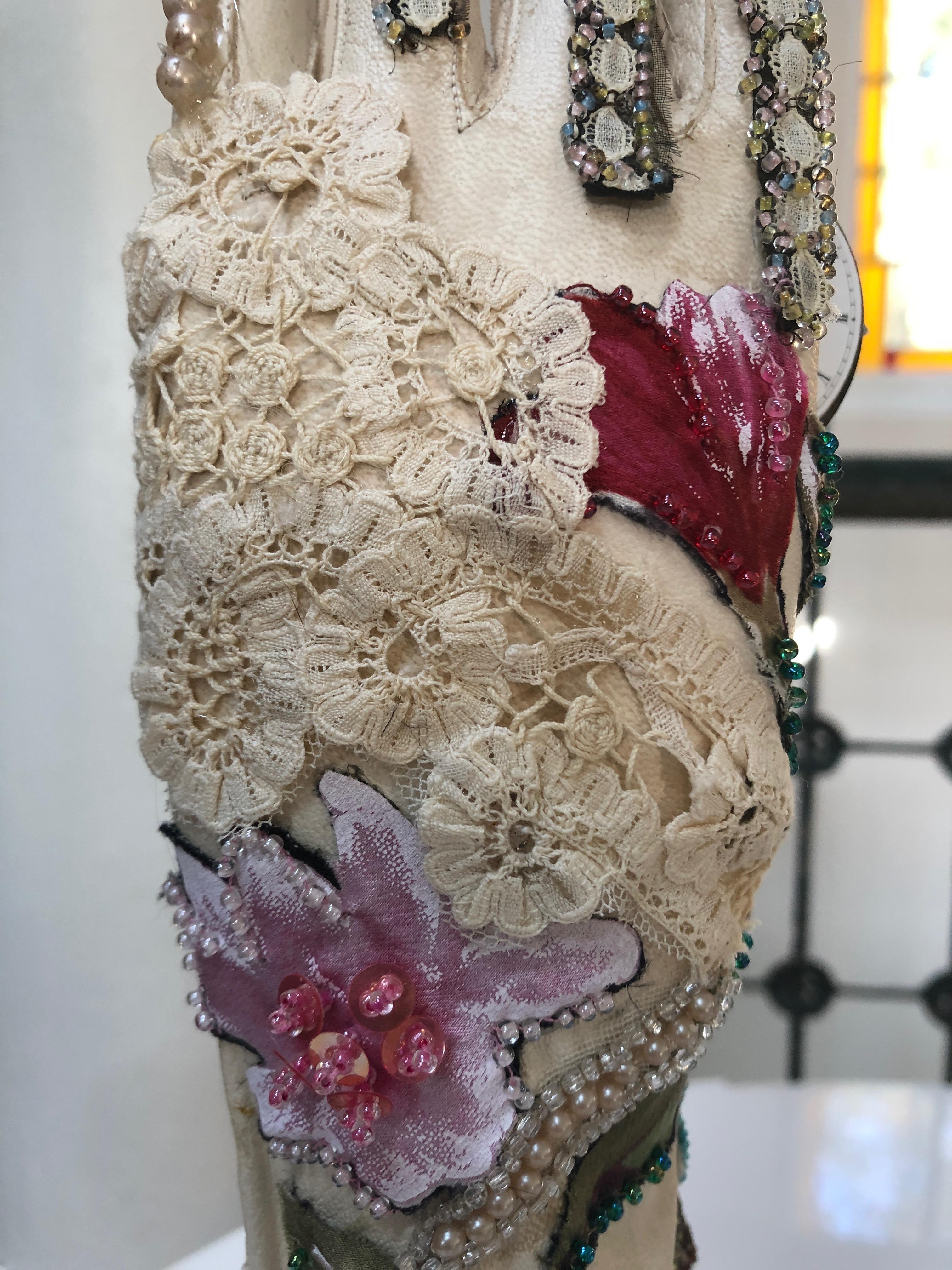 Escultura romántica de técnica mixta titulada La mano del tiempo Siglo XXI y contemporáneo en venta