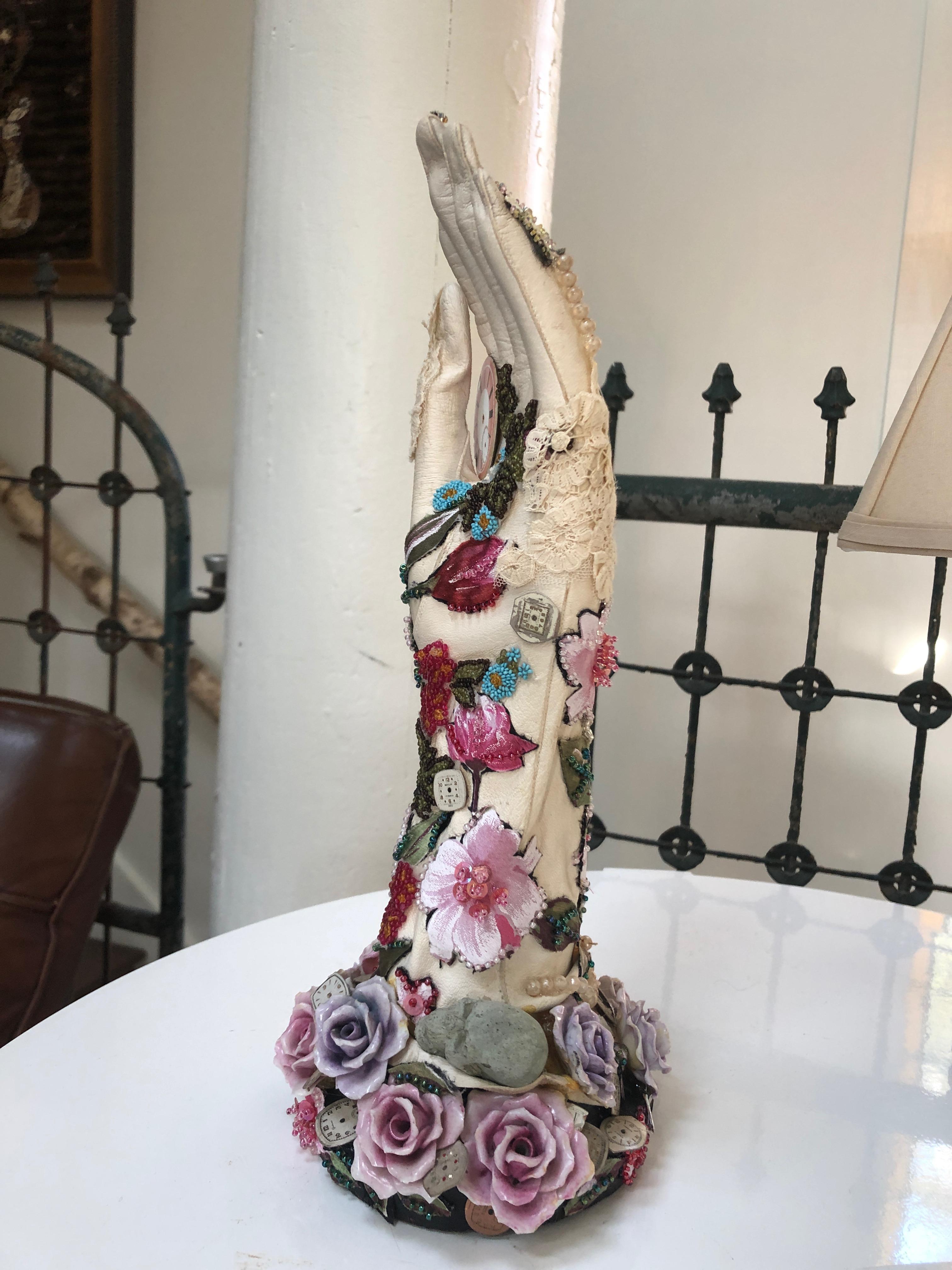 Escultura romántica de técnica mixta titulada La mano del tiempo Cuero en venta