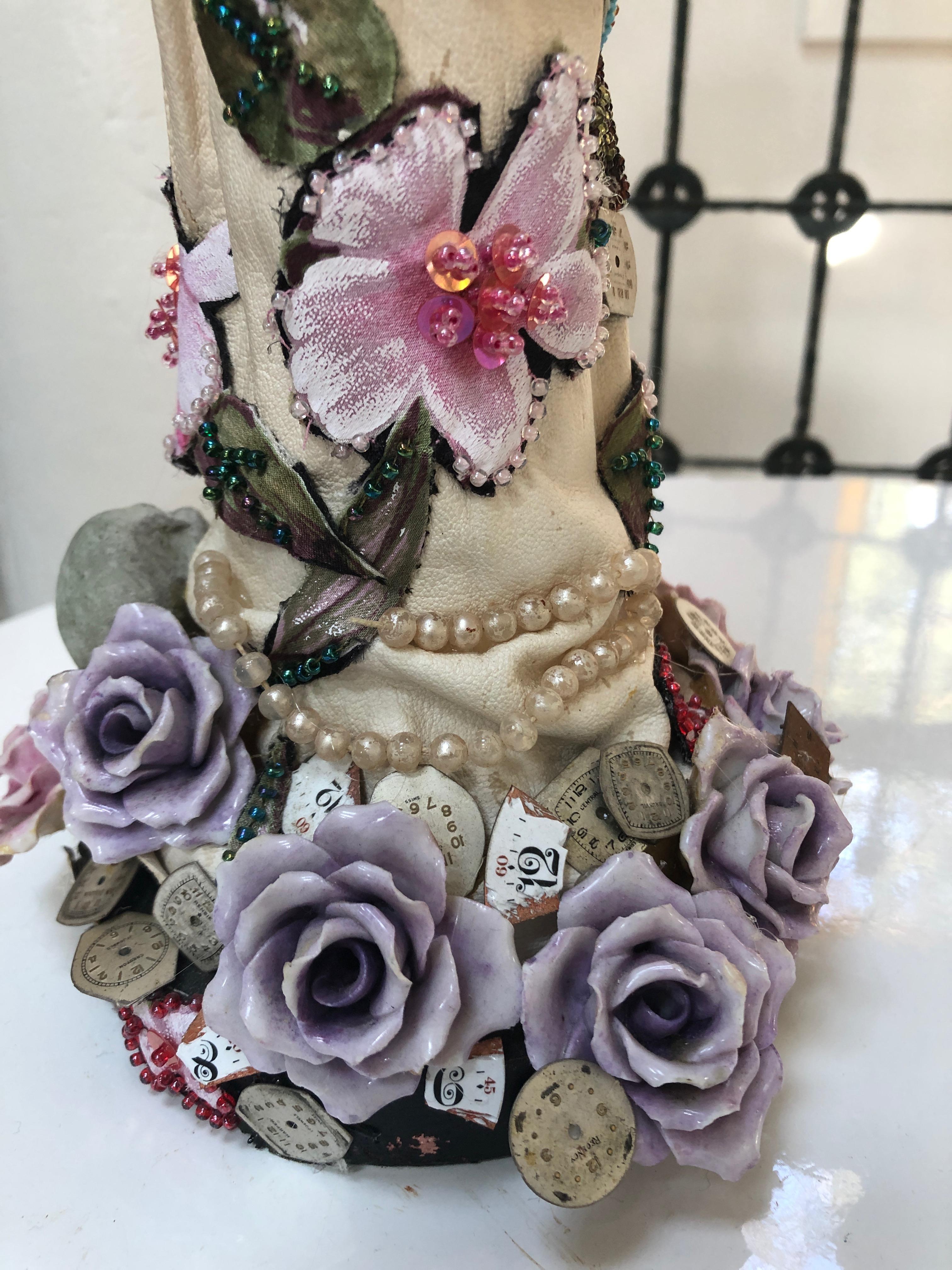 Escultura romántica de técnica mixta titulada La mano del tiempo en venta 1