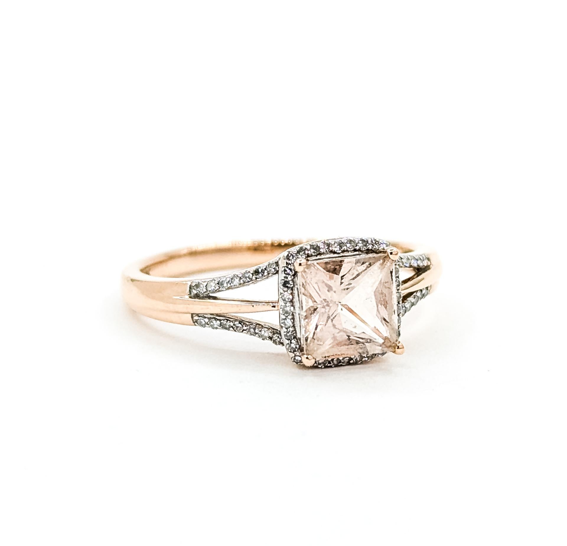Questo romantico anello è realizzato in oro rosa 14k e presenta una gemma di morganite rosa tenue incastonata in una scintillante raggiera di diamanti. La morganite centrale pesa 1,00 carati ed è incastonata per mostrare la sua elegante e femminile