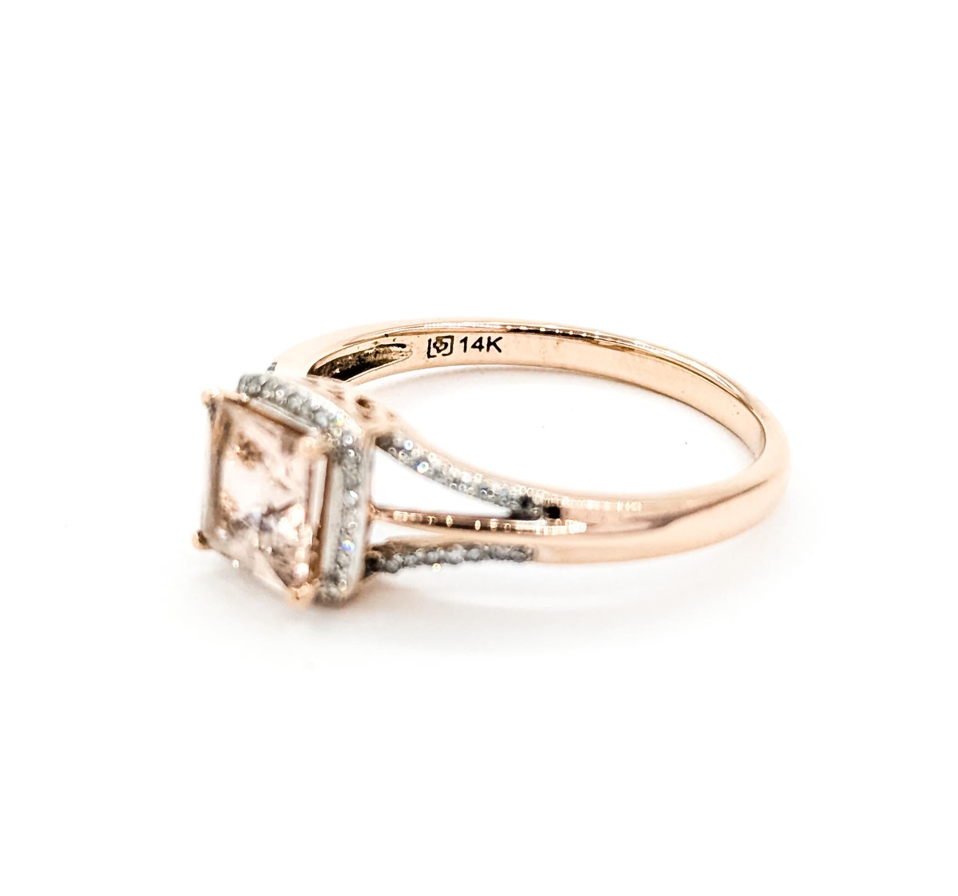 Contemporaneo Anello romantico con morganite e diamanti in 14 carati in vendita