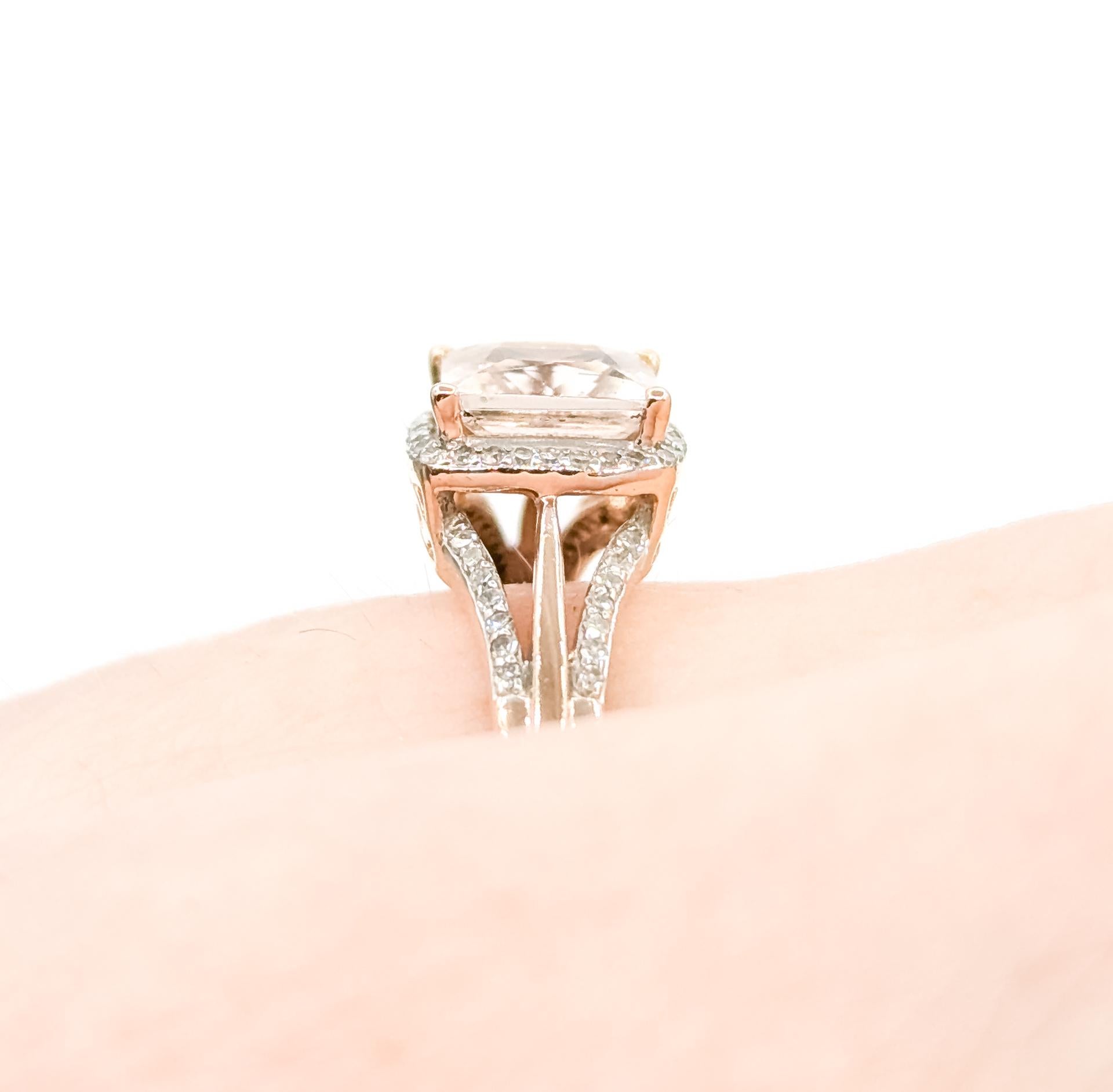 Taglio cuscino Anello romantico con morganite e diamanti in 14 carati in vendita