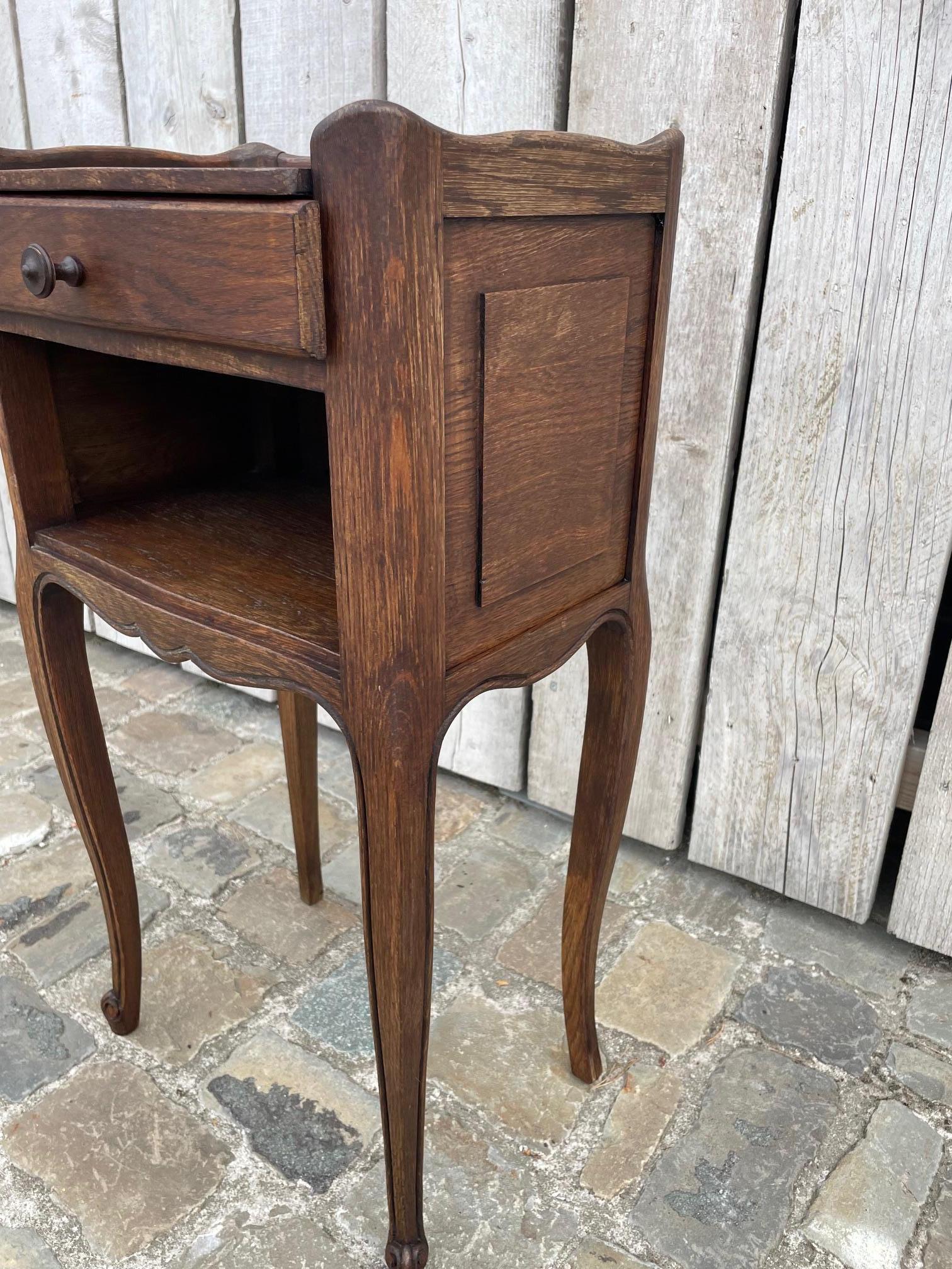 Romantic oak bedside table in the Louis XV style
Very pretty and practical for a bedroom or small side table.