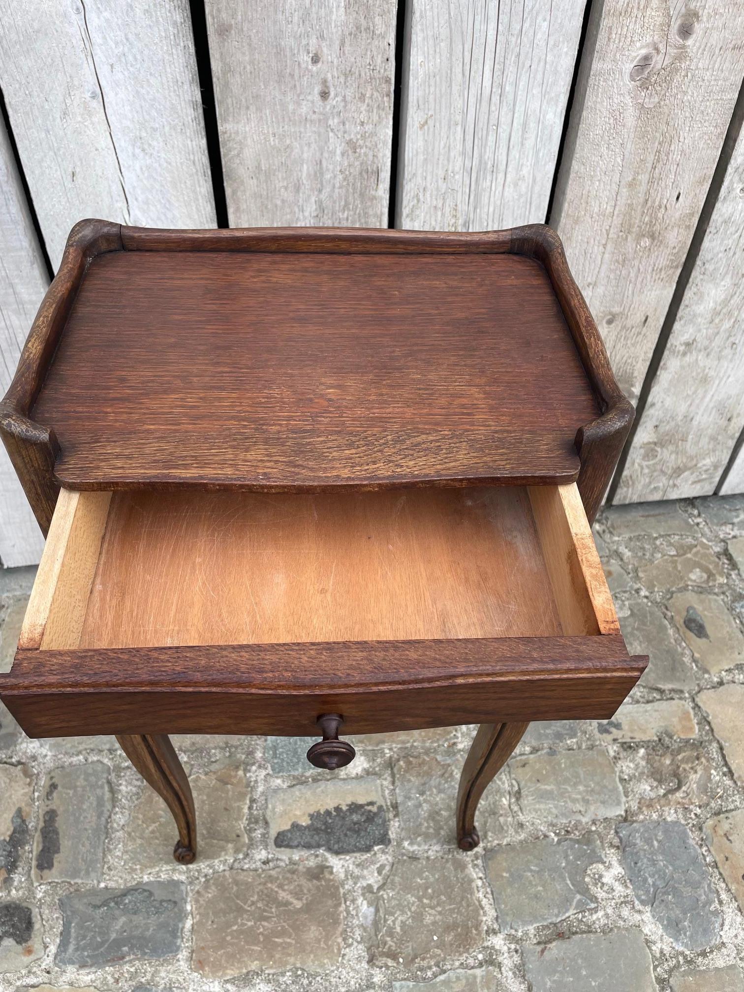 Romantic oak bedside table in the Louis XV style In Good Condition For Sale In Nivelles, BE