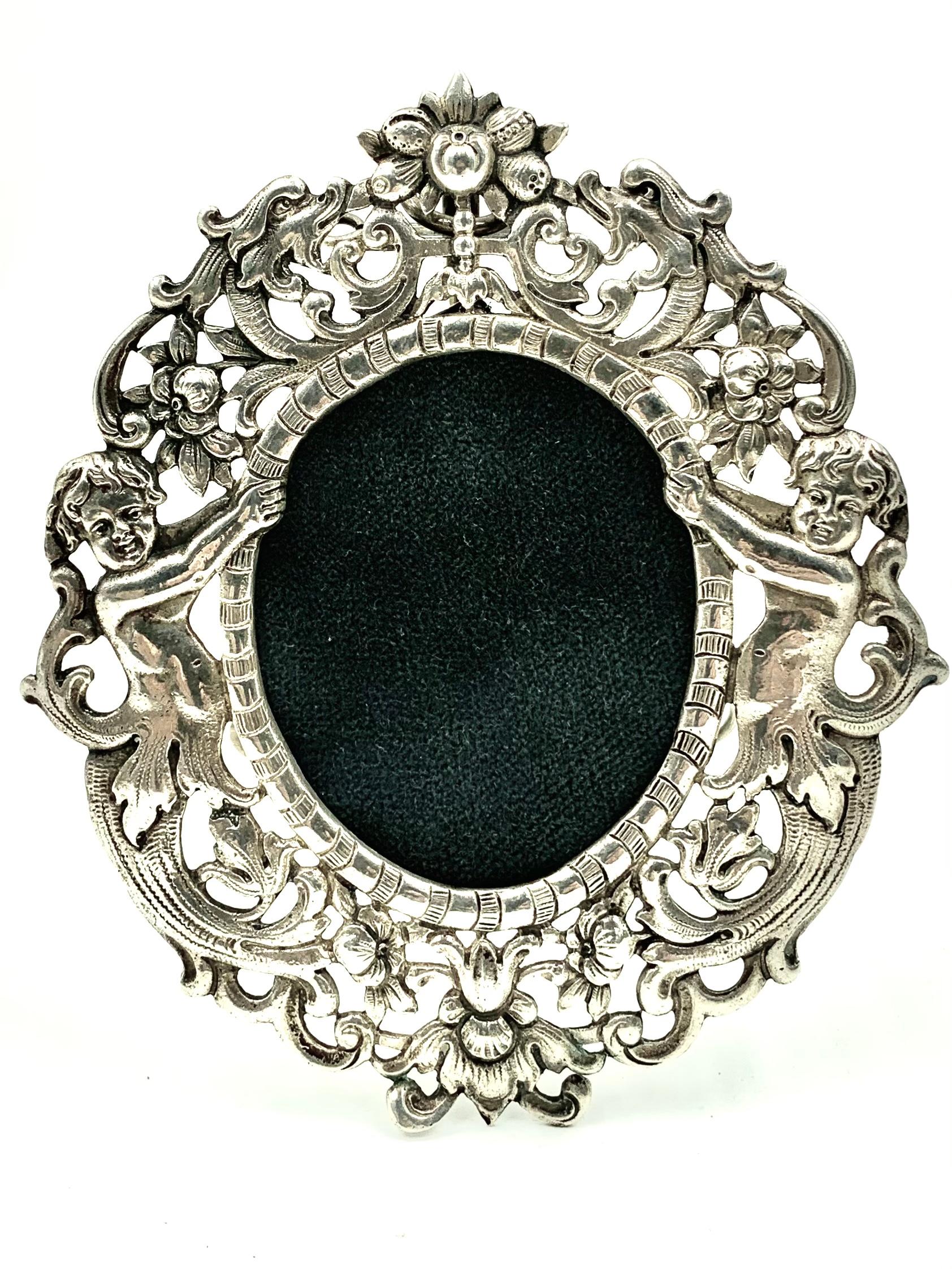 Romantic Ornate Oval Silver Picture Frame, Angels with Floral Garlands In Good Condition For Sale In New York, NY