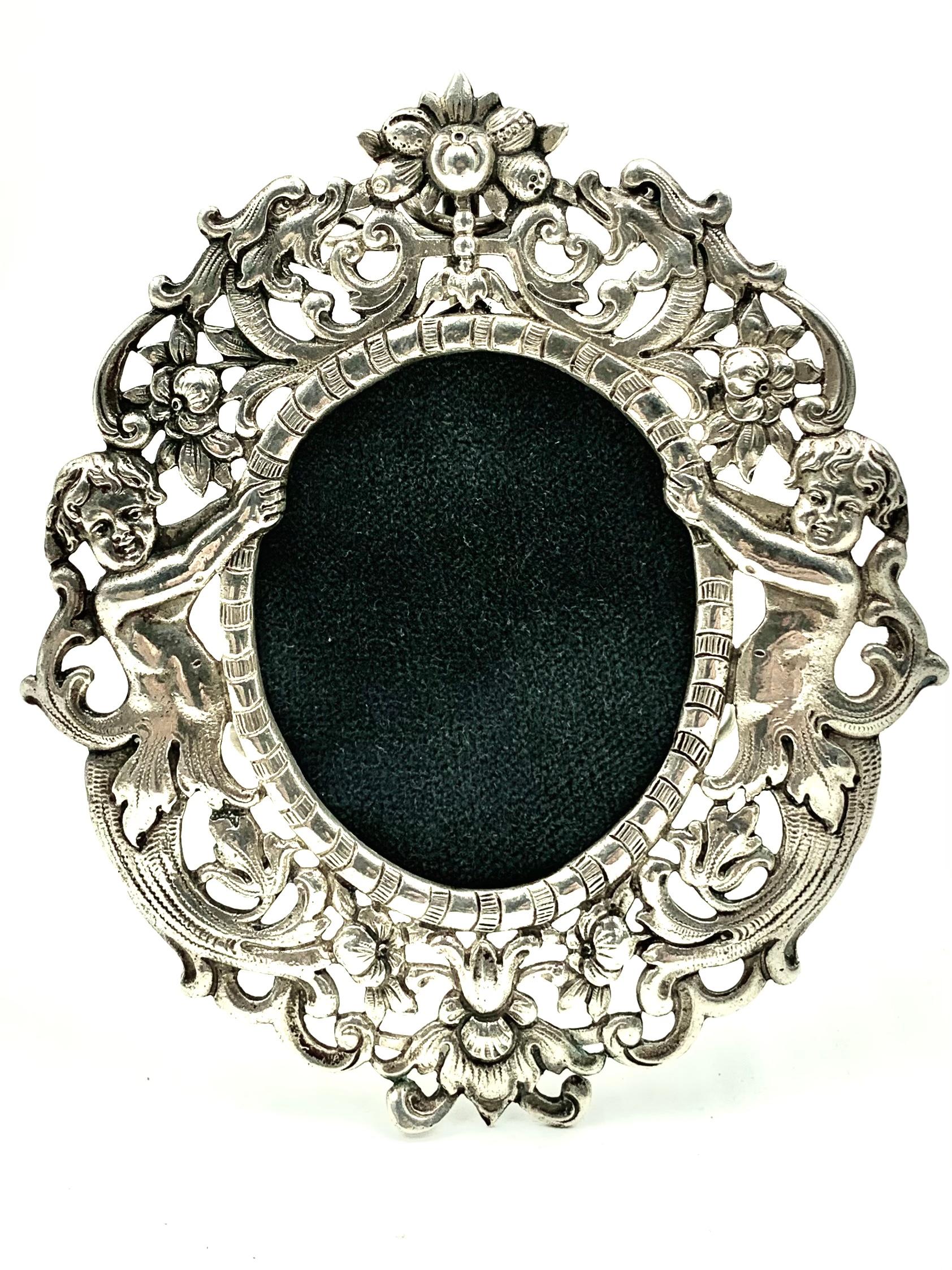 Argent Cadre photo ovale romantique orné d'anges en argent, guirlandes florales en vente