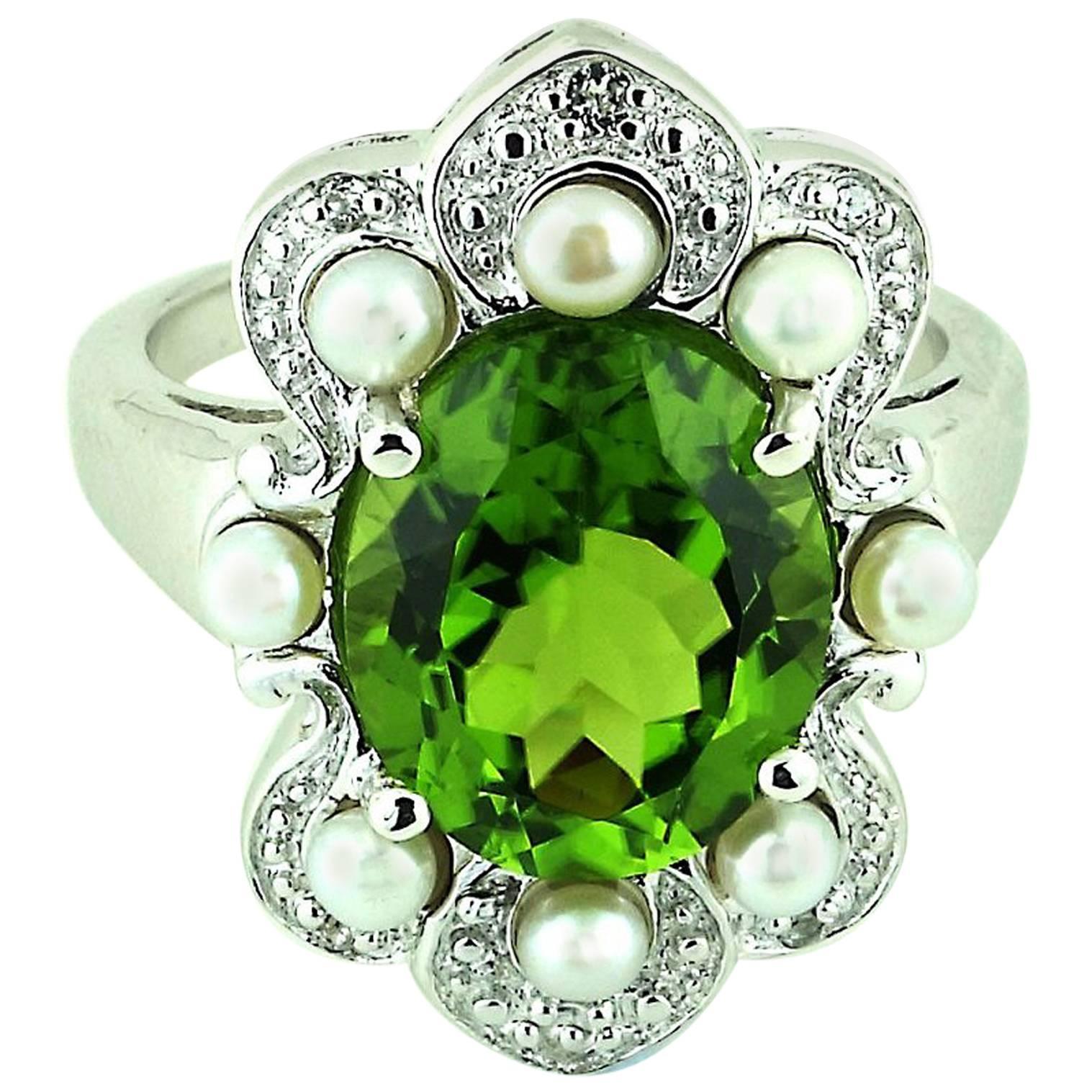 Gemjunky Romantic, Oval Peridot in Sterling Silver Ring