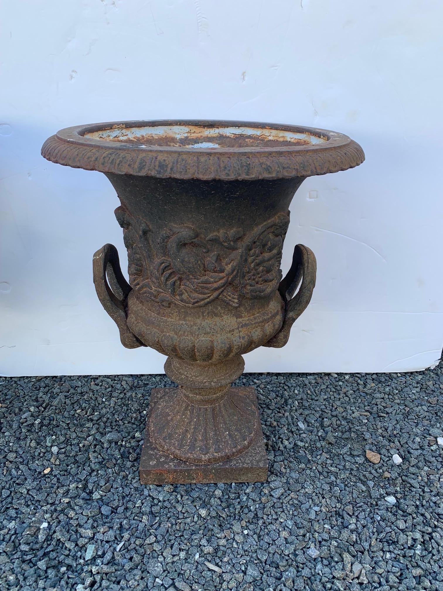 Romantic Pair of Antique French Iron Garden Urns Planters In Good Condition For Sale In Hopewell, NJ