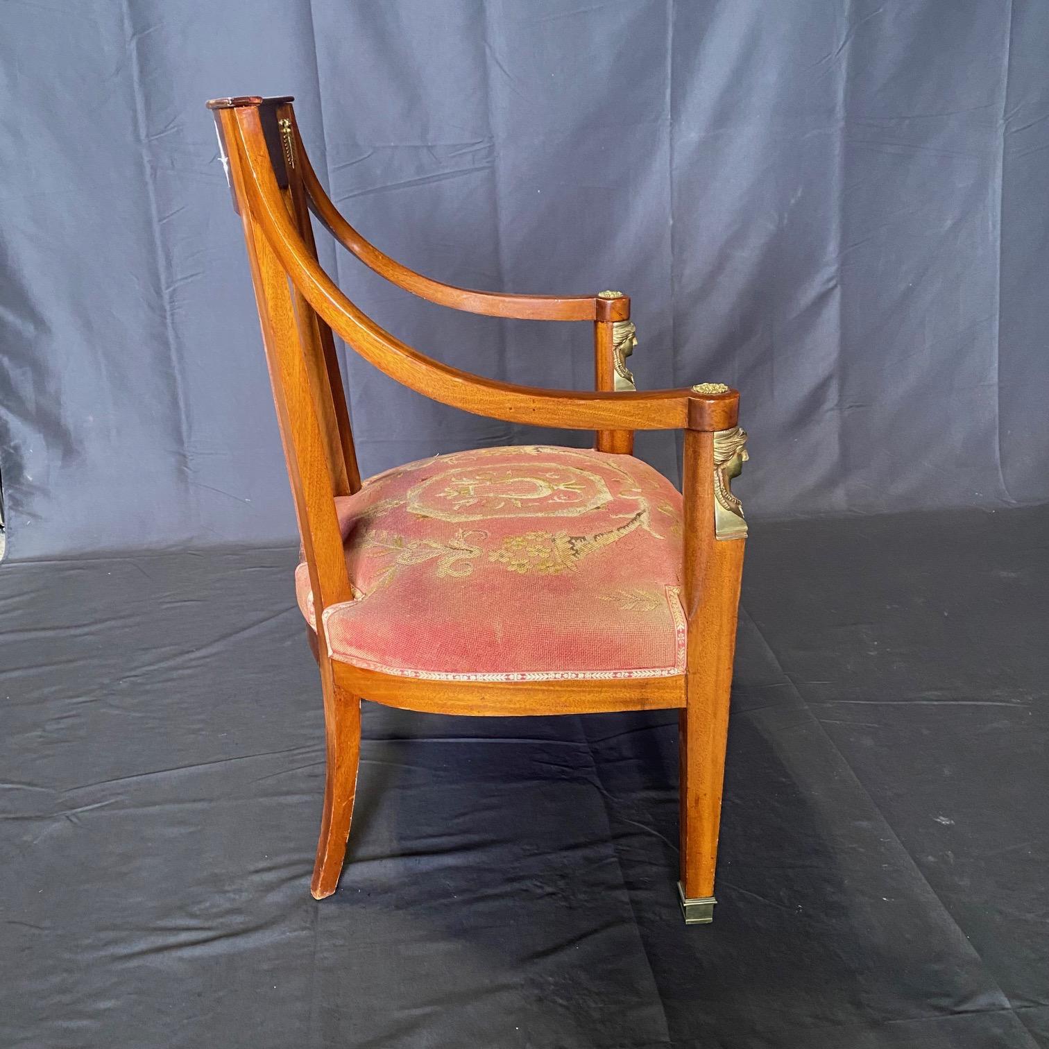 Romantisches Paar eleganter französischer neoklassizistischer Sessel mit figuralen Armlehnen aus Bronze im Angebot 4
